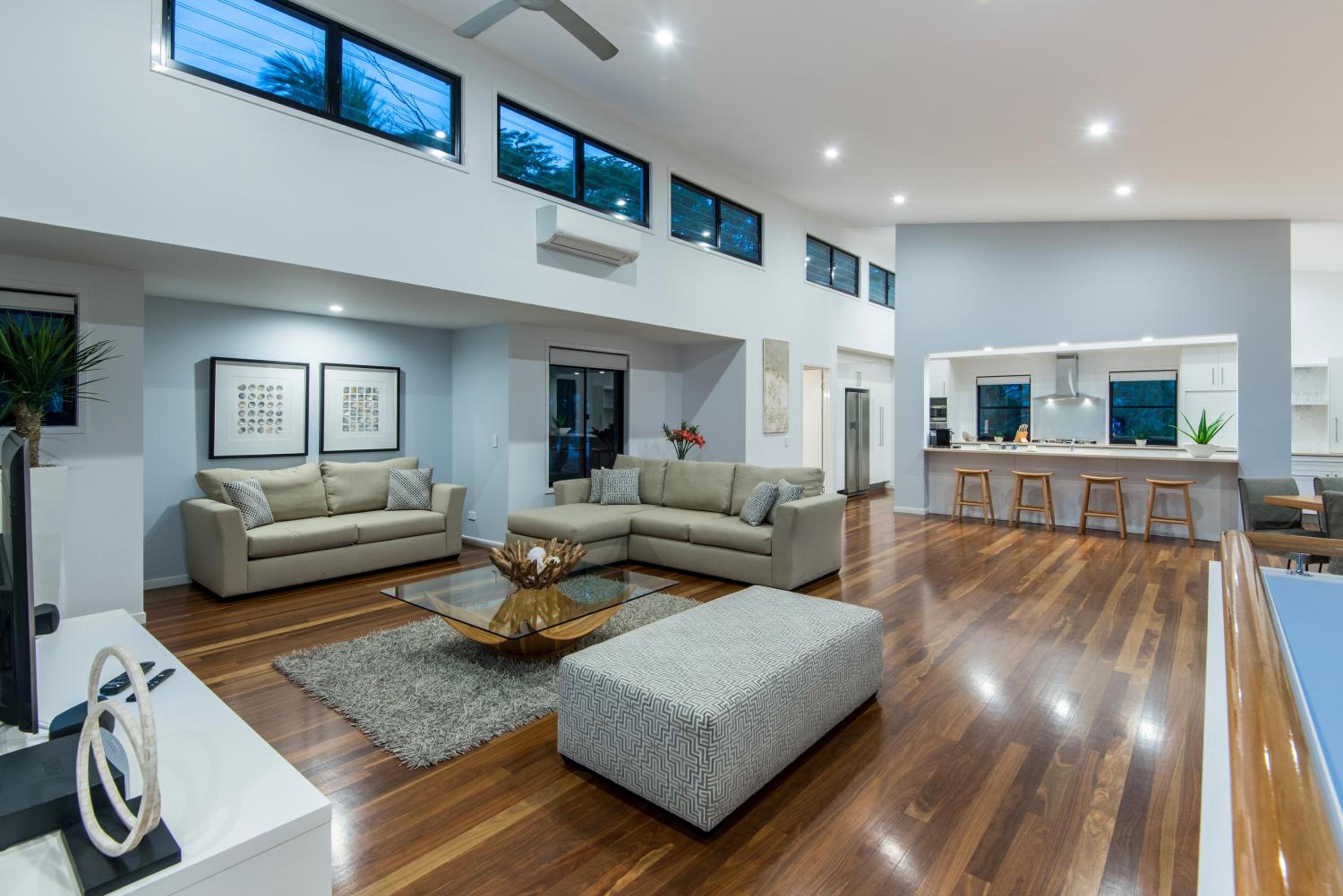 Five-Bedroom House photo 2