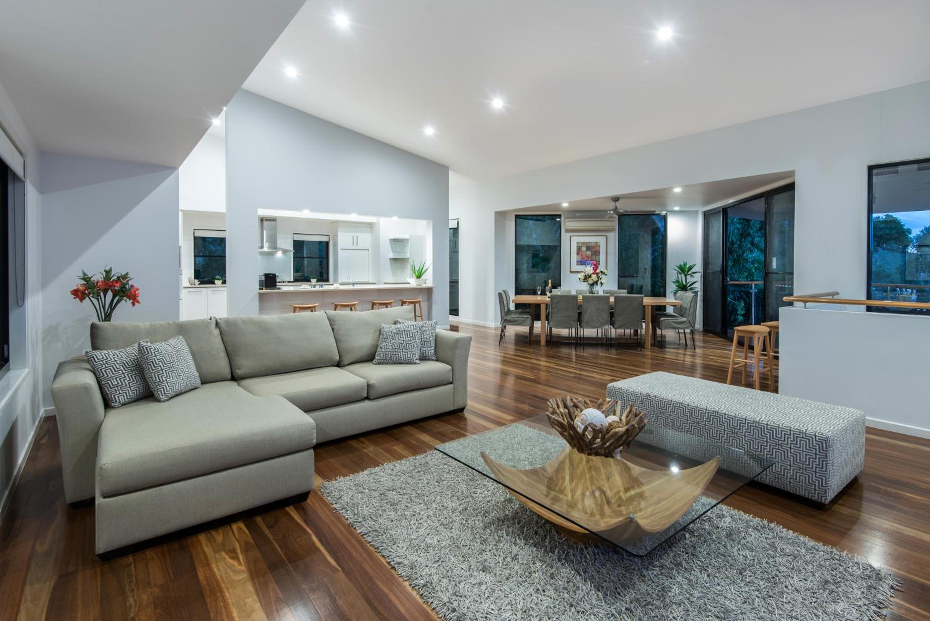 Five-Bedroom House photo 3