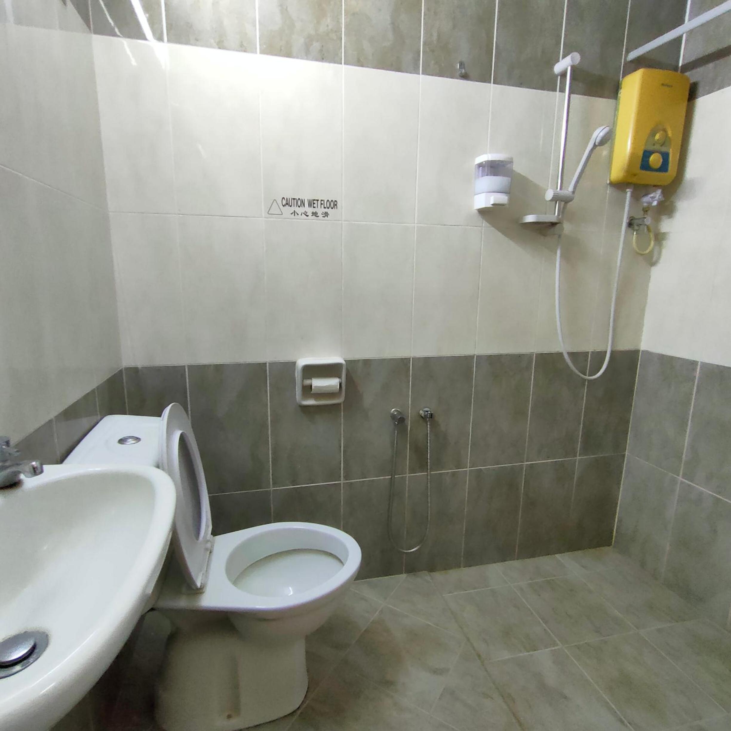 Economy Twin Room - Photo 6