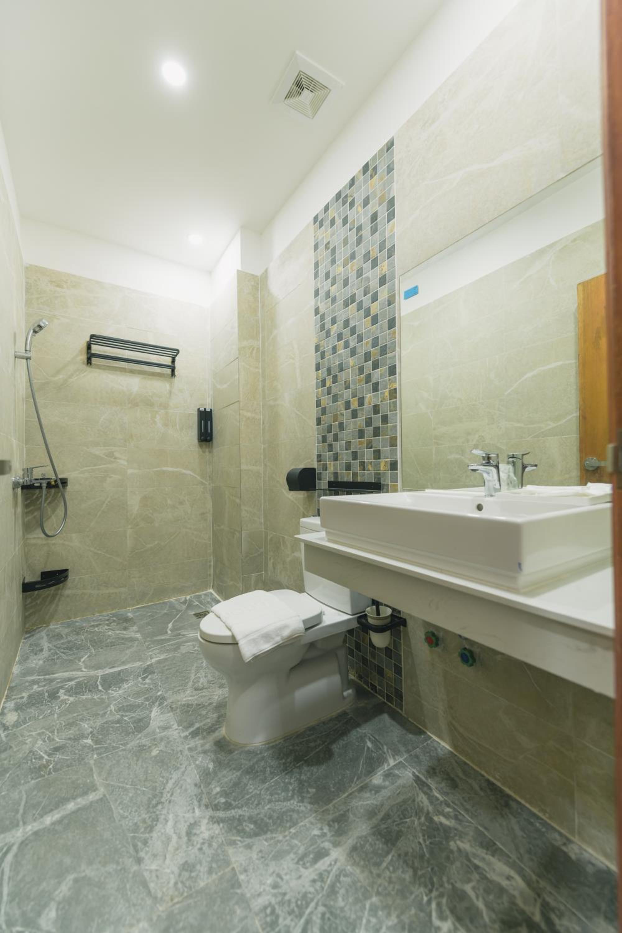 Budget Double Room No Window - Photo 6