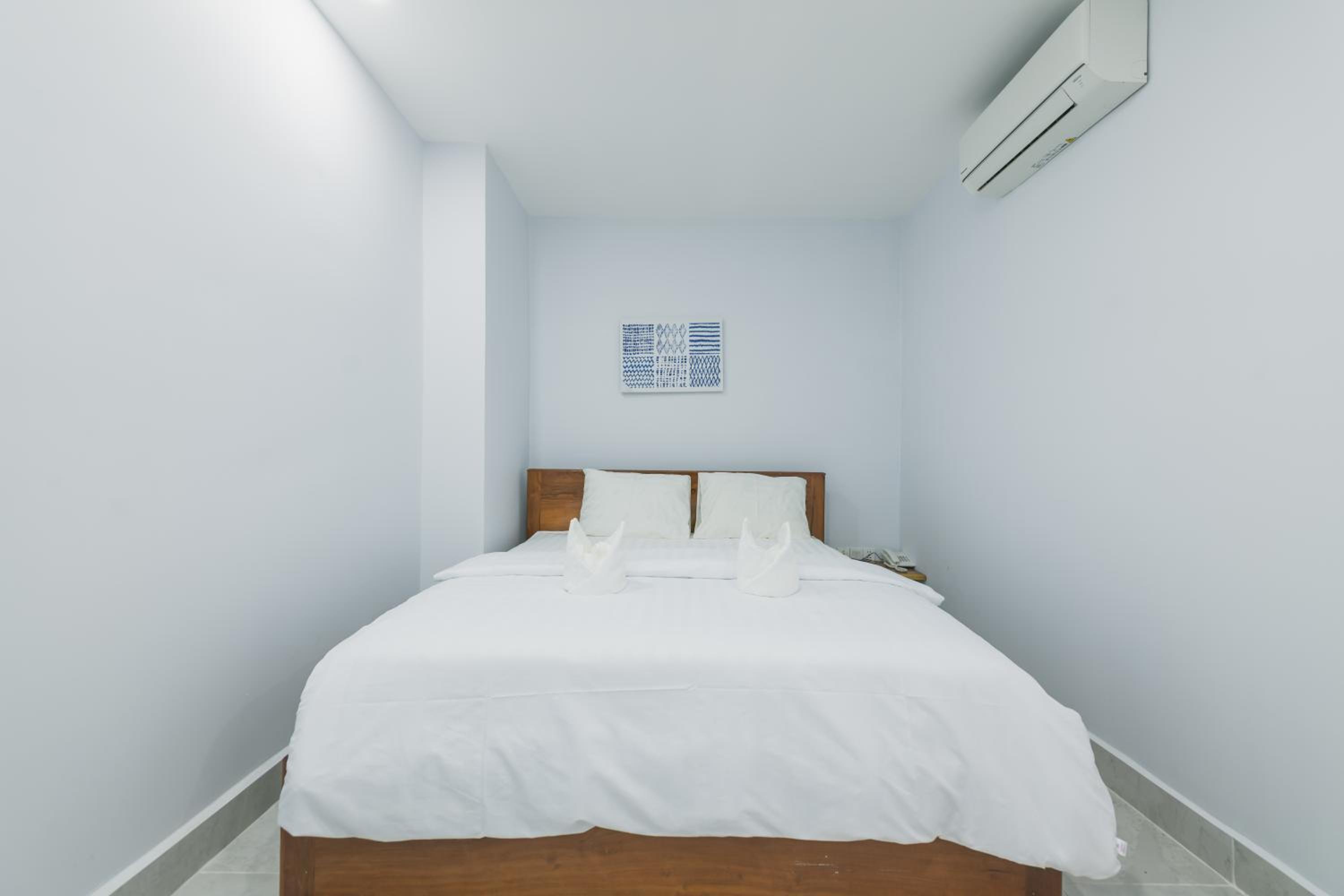 Budget Double Room No Window - Photo 4