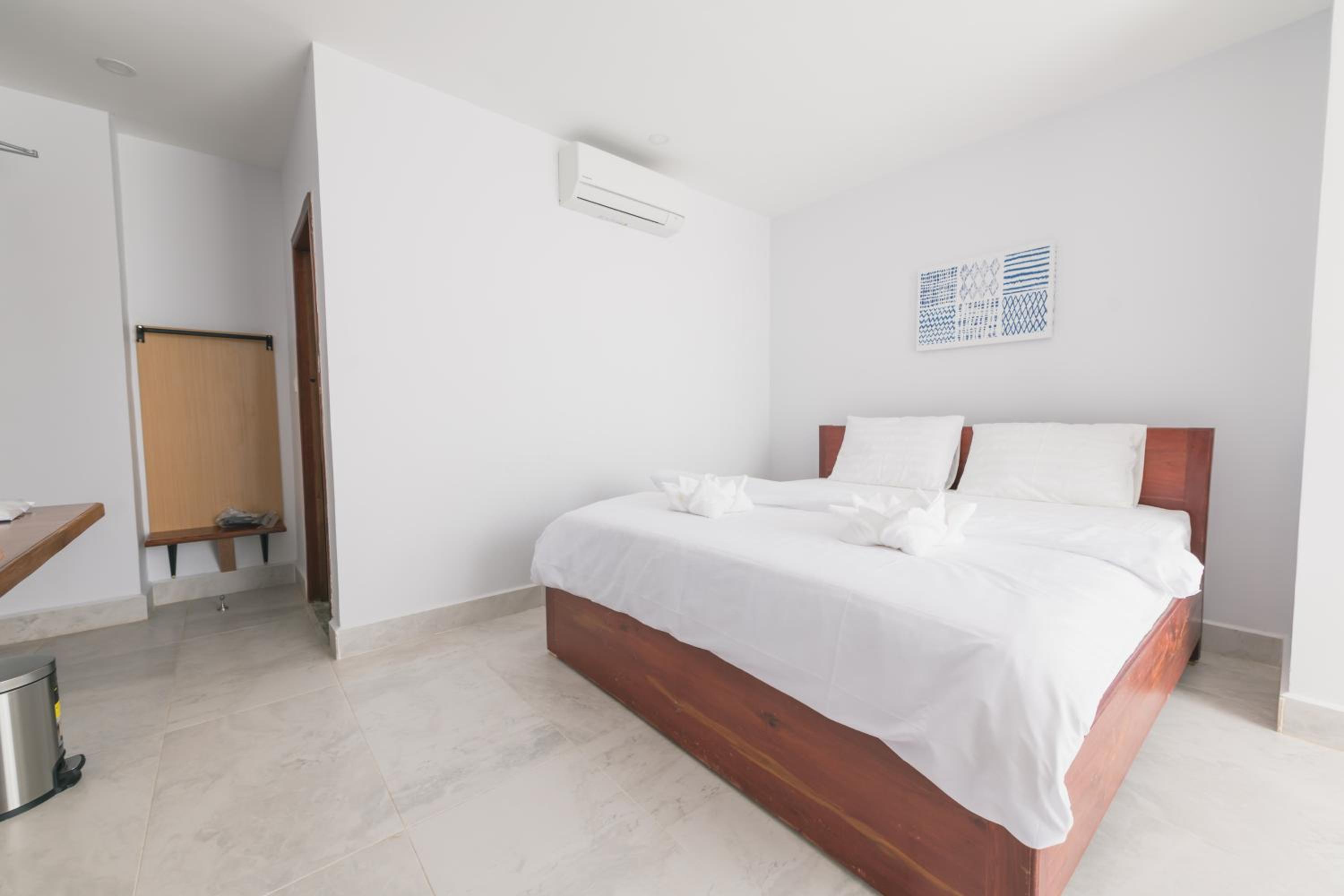 Large Double Room with Window - Photo 3