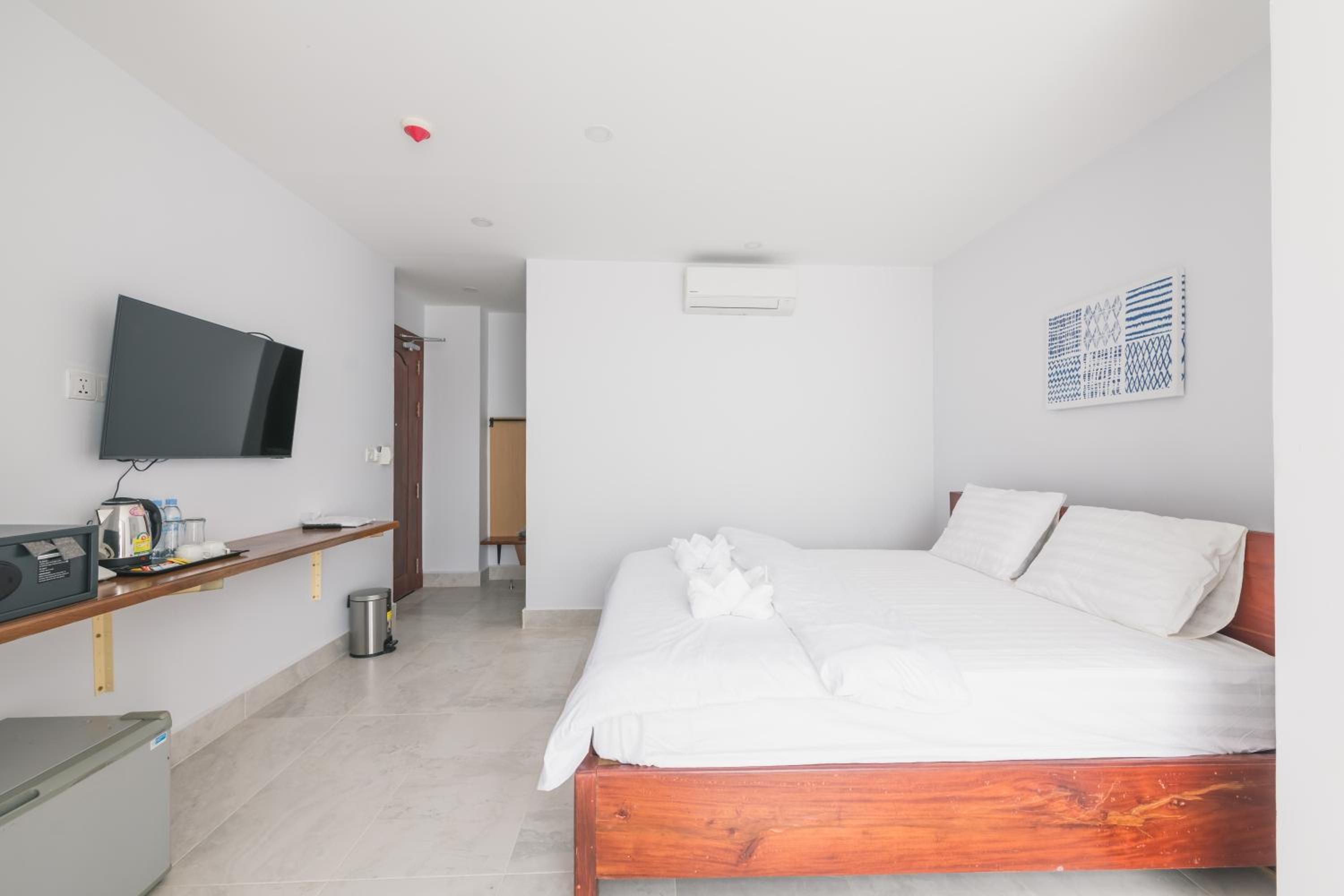 Large Double Room with Window - Photo 12