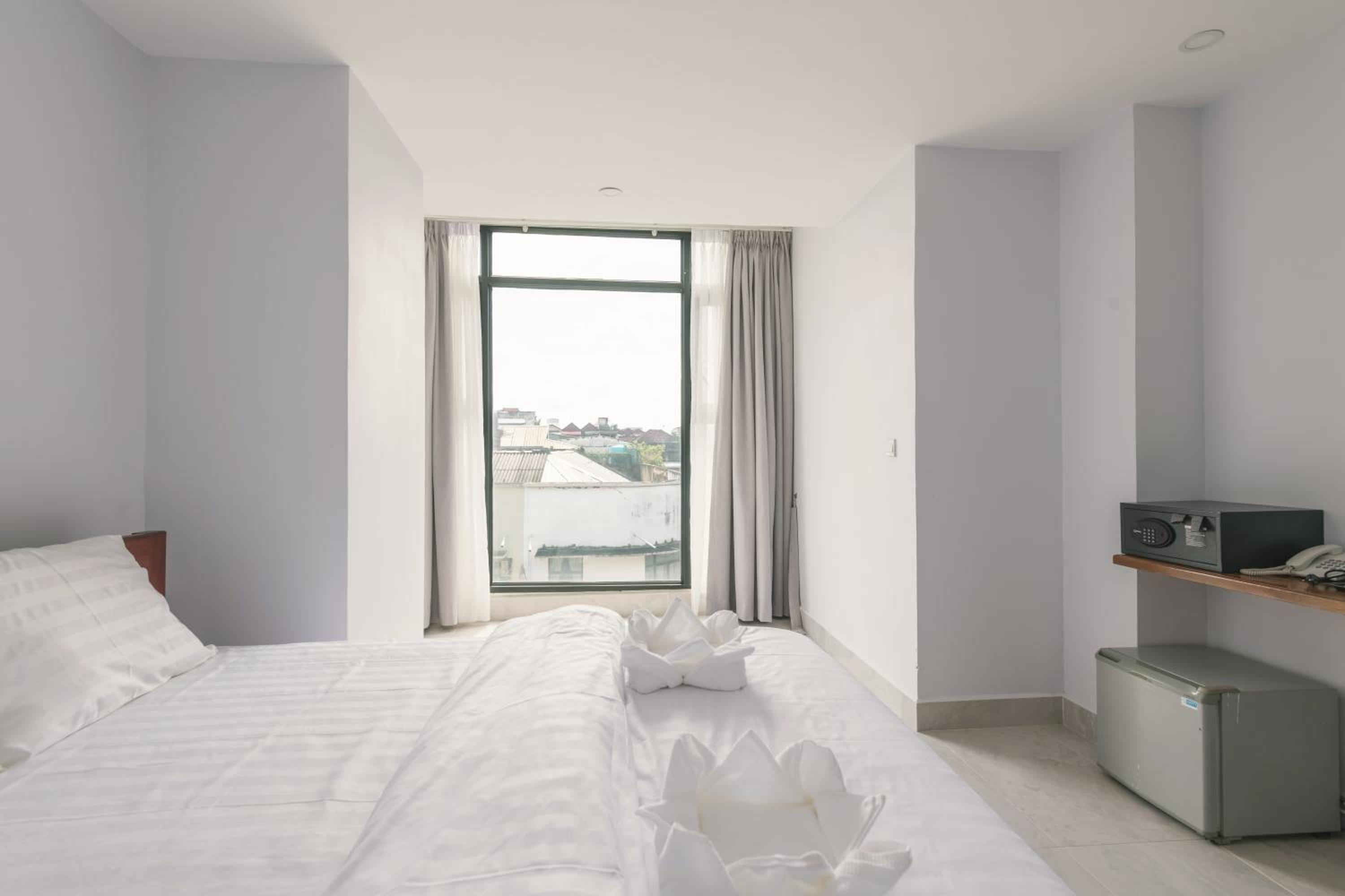 Large Double Room with Window - Photo 16