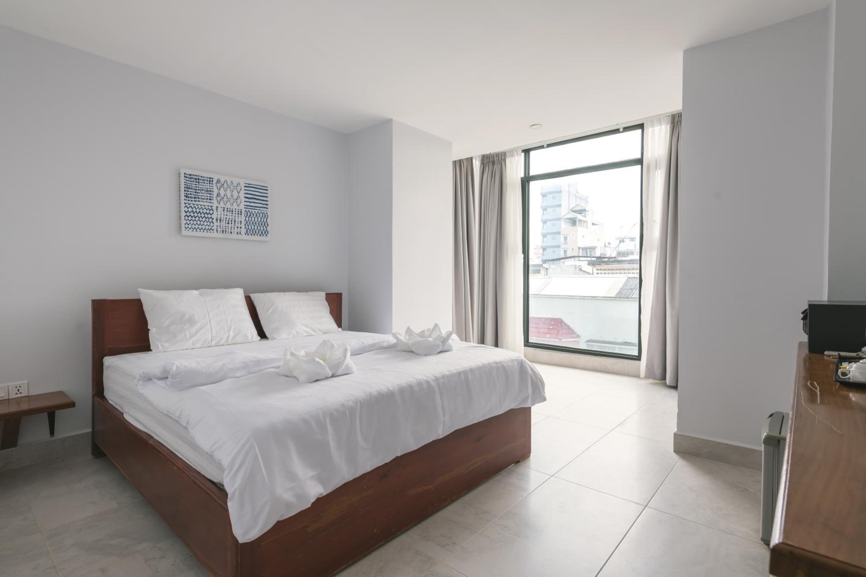 Large Double Room with Window - Photo 15