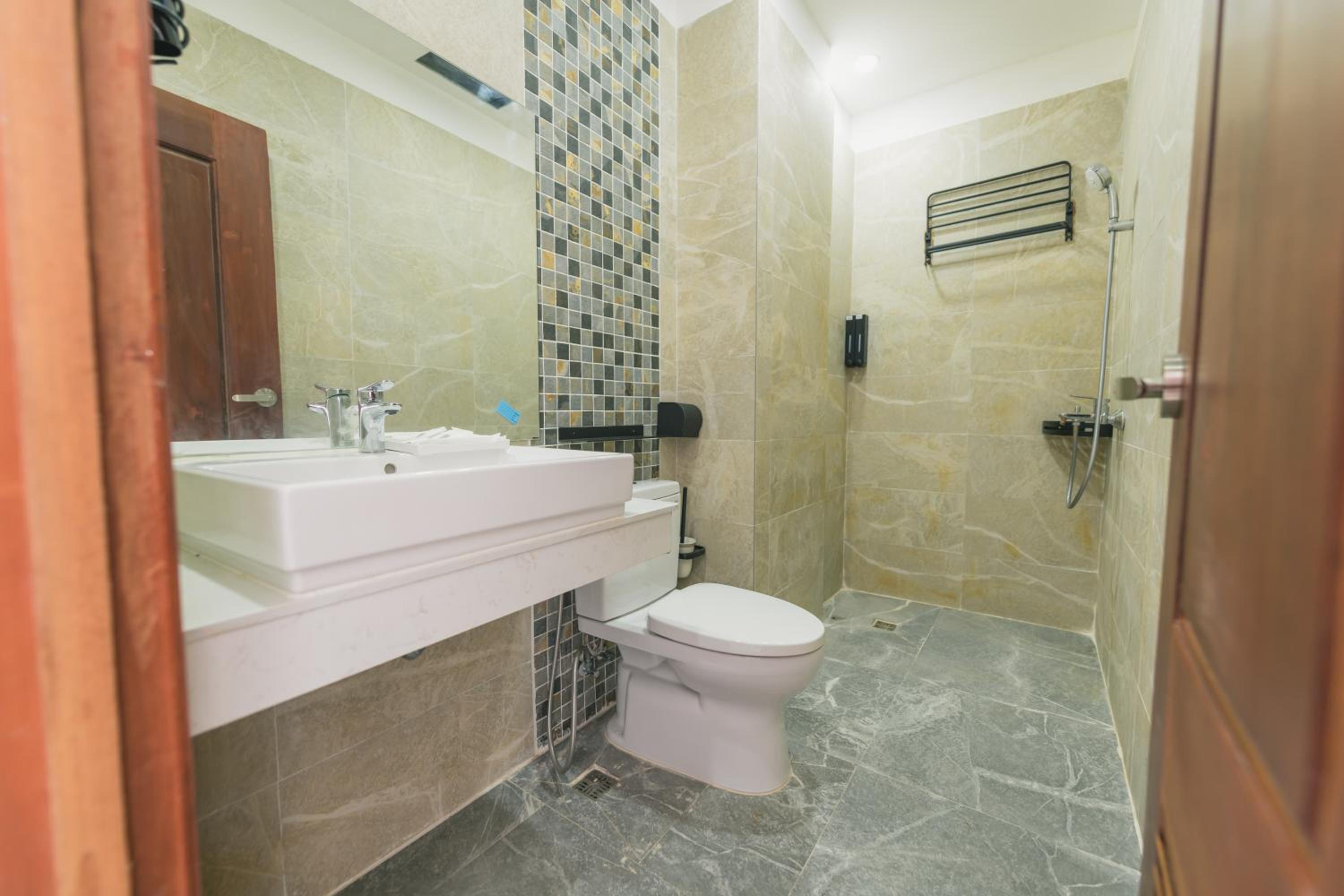 Large Double Room with Window - Photo 4