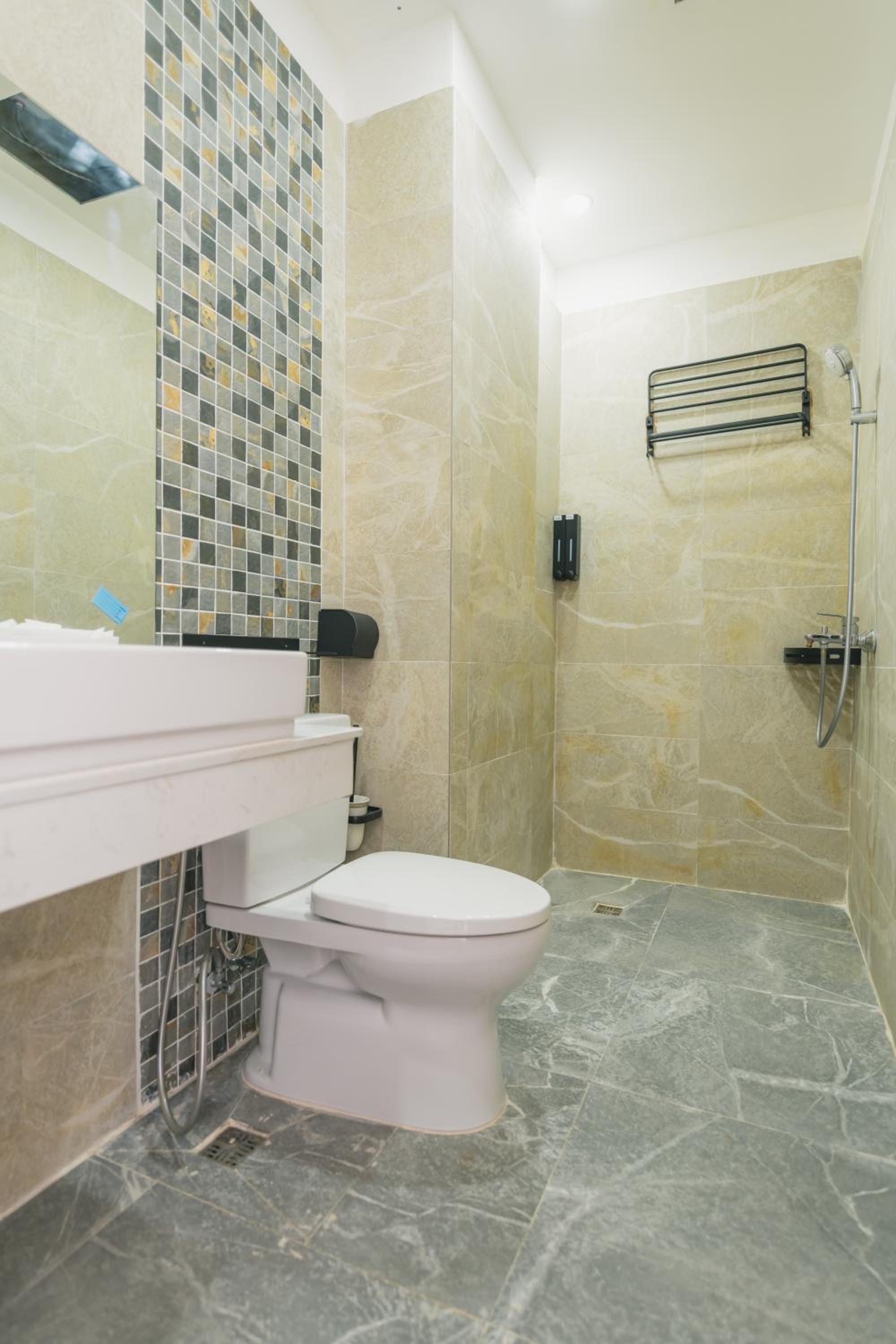 Large Double Room with Window - Photo 5