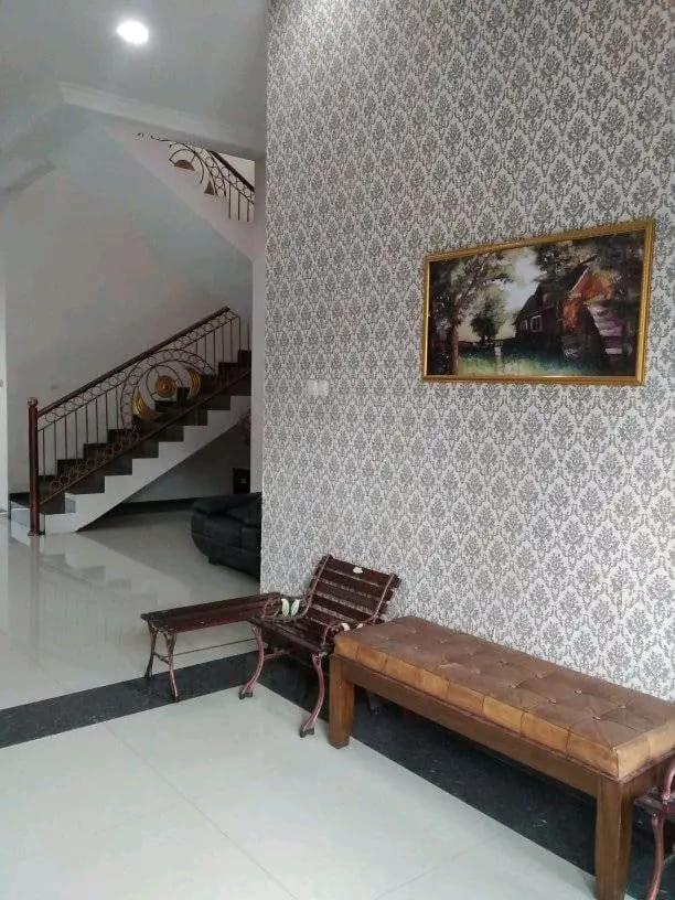 Five-Bedroom House photo 3