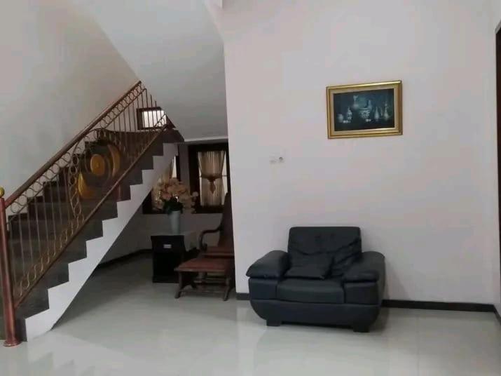 Five-Bedroom House photo 2