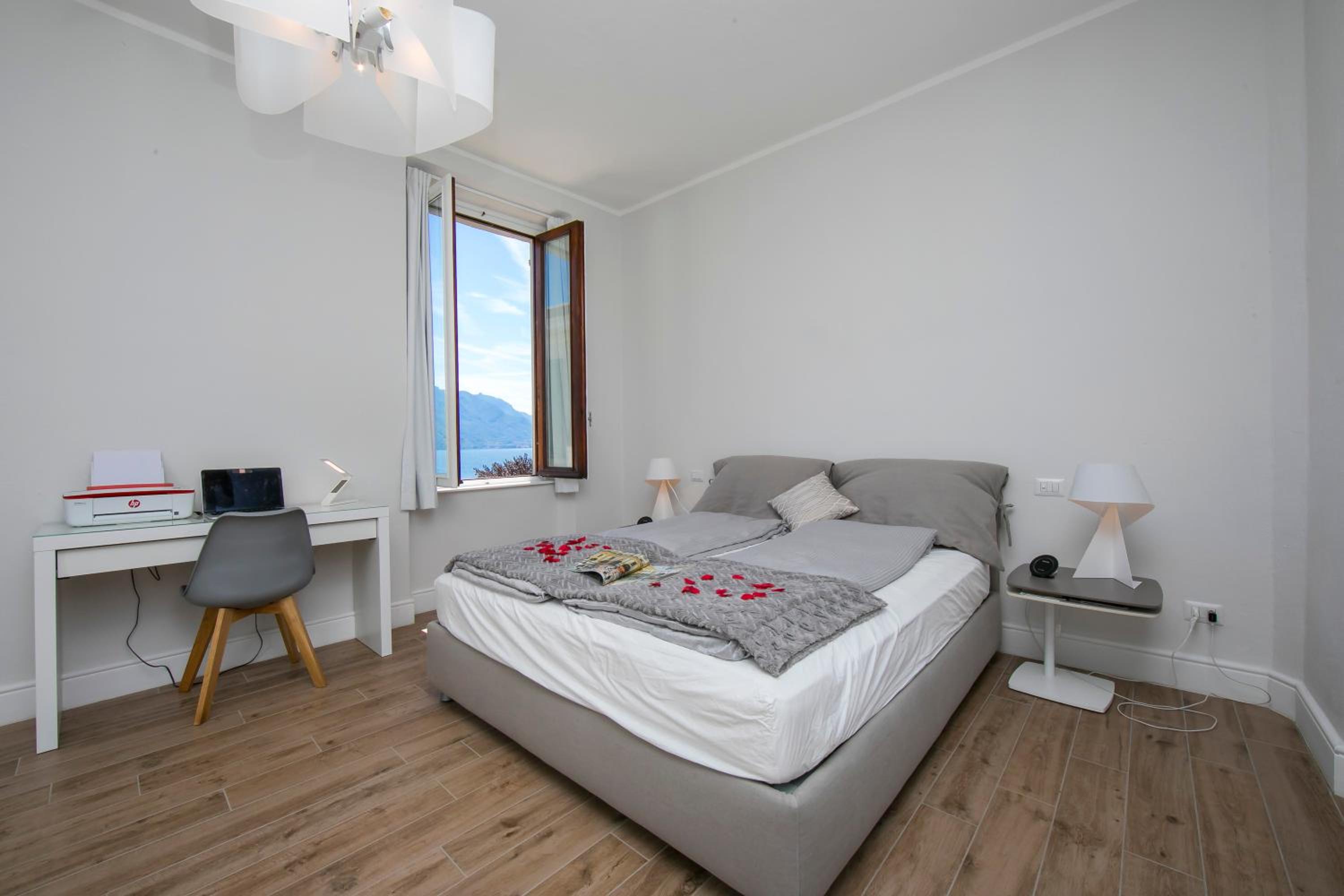 Apartment with Lake View