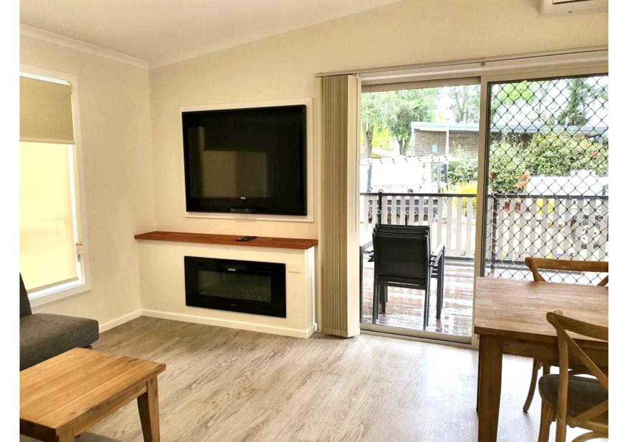 Deluxe Two-Bedroom Cabin - Sleeps 6 photo 1