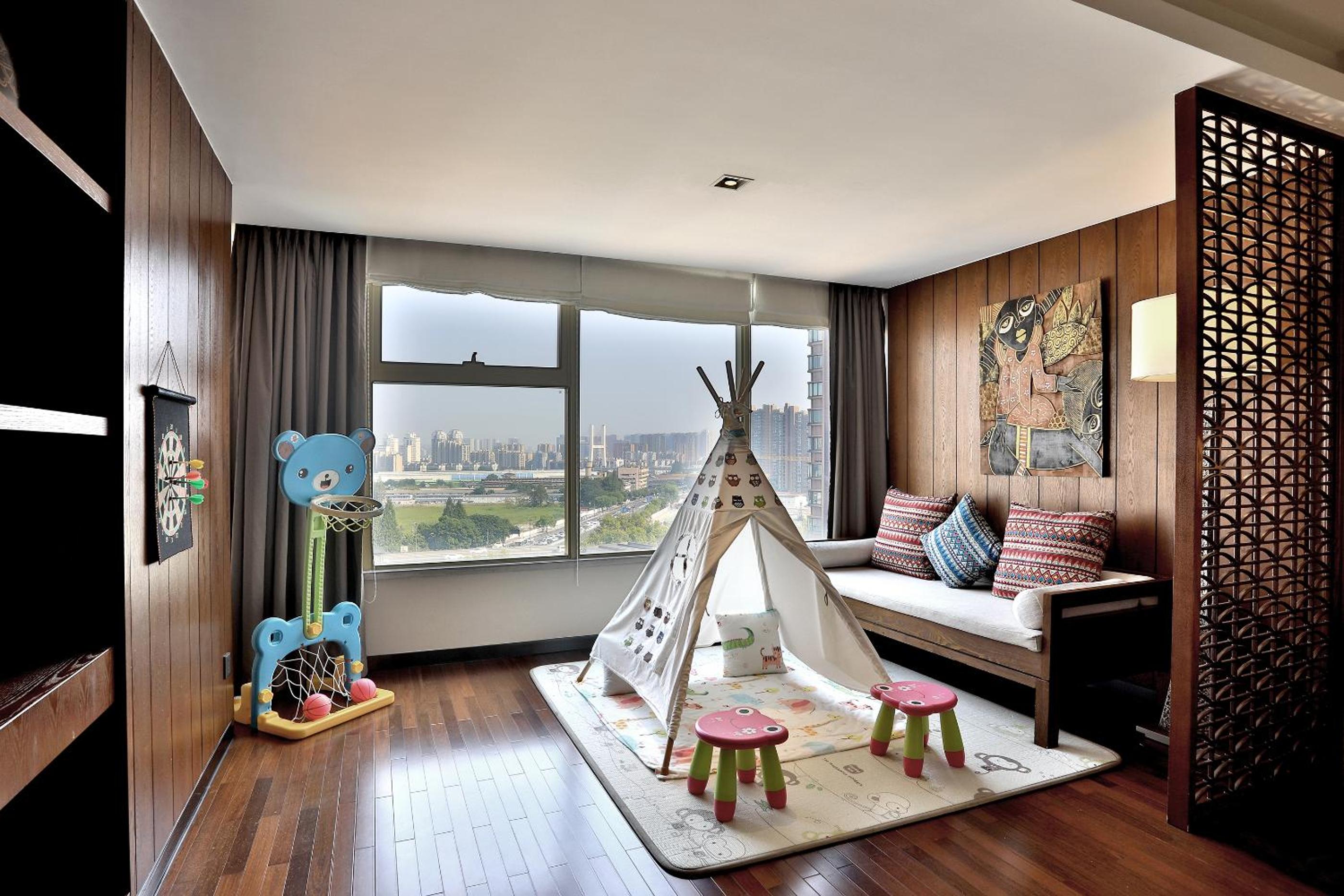 Superior Family Room photo 2