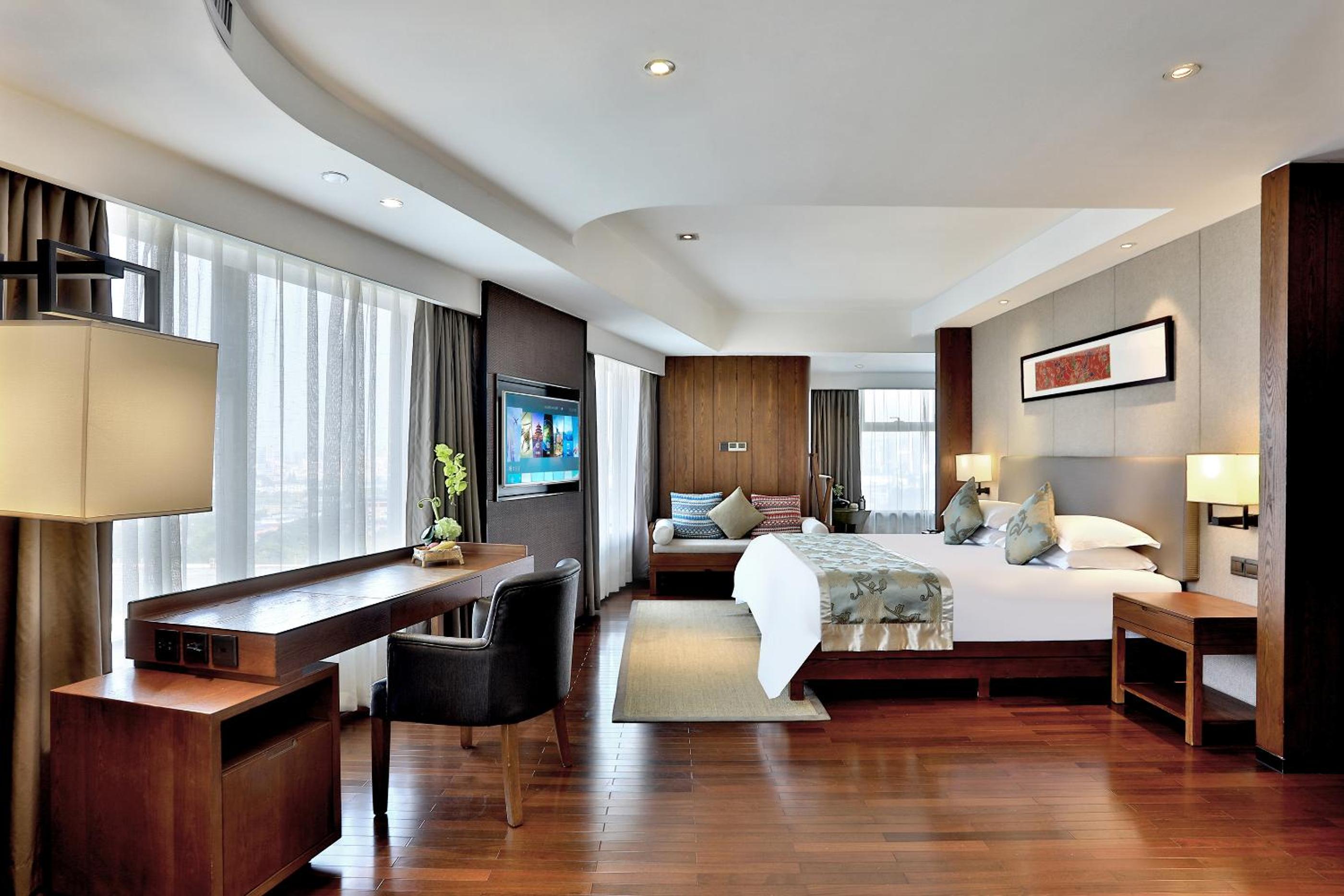 Premier Family Room photo 2