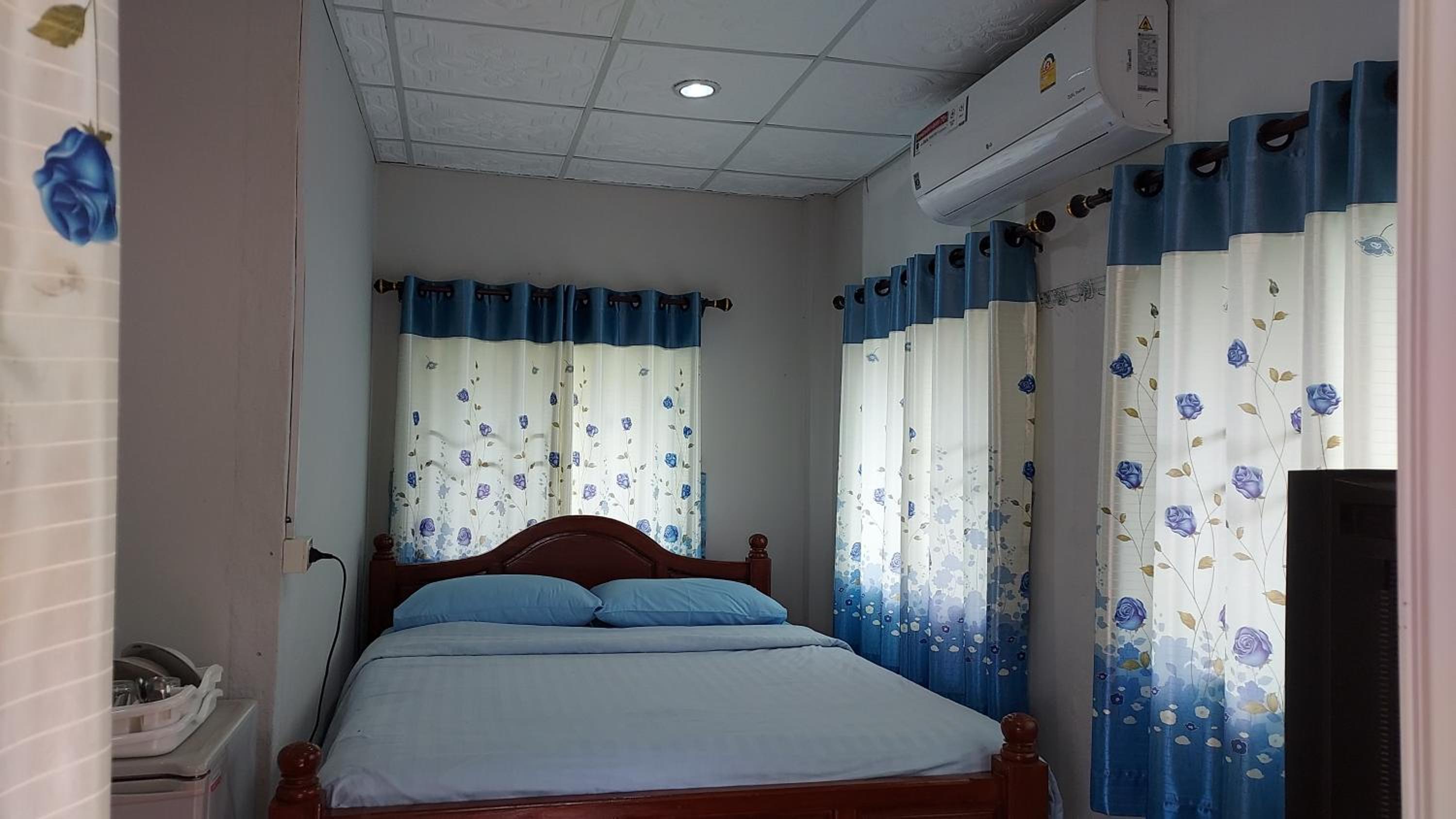 Queen Room with Garden View - Photo 7