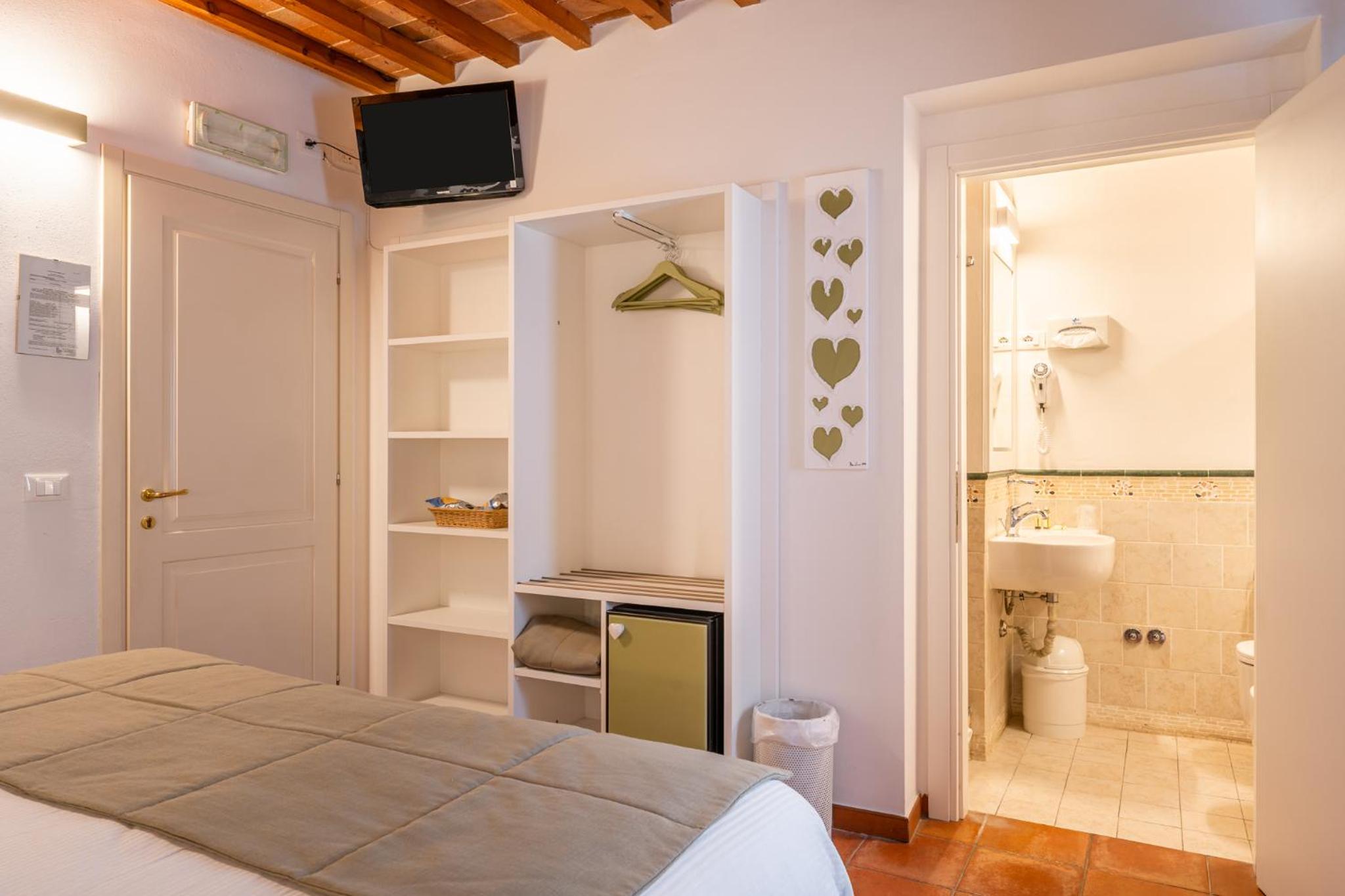 Double Room - Photo 2