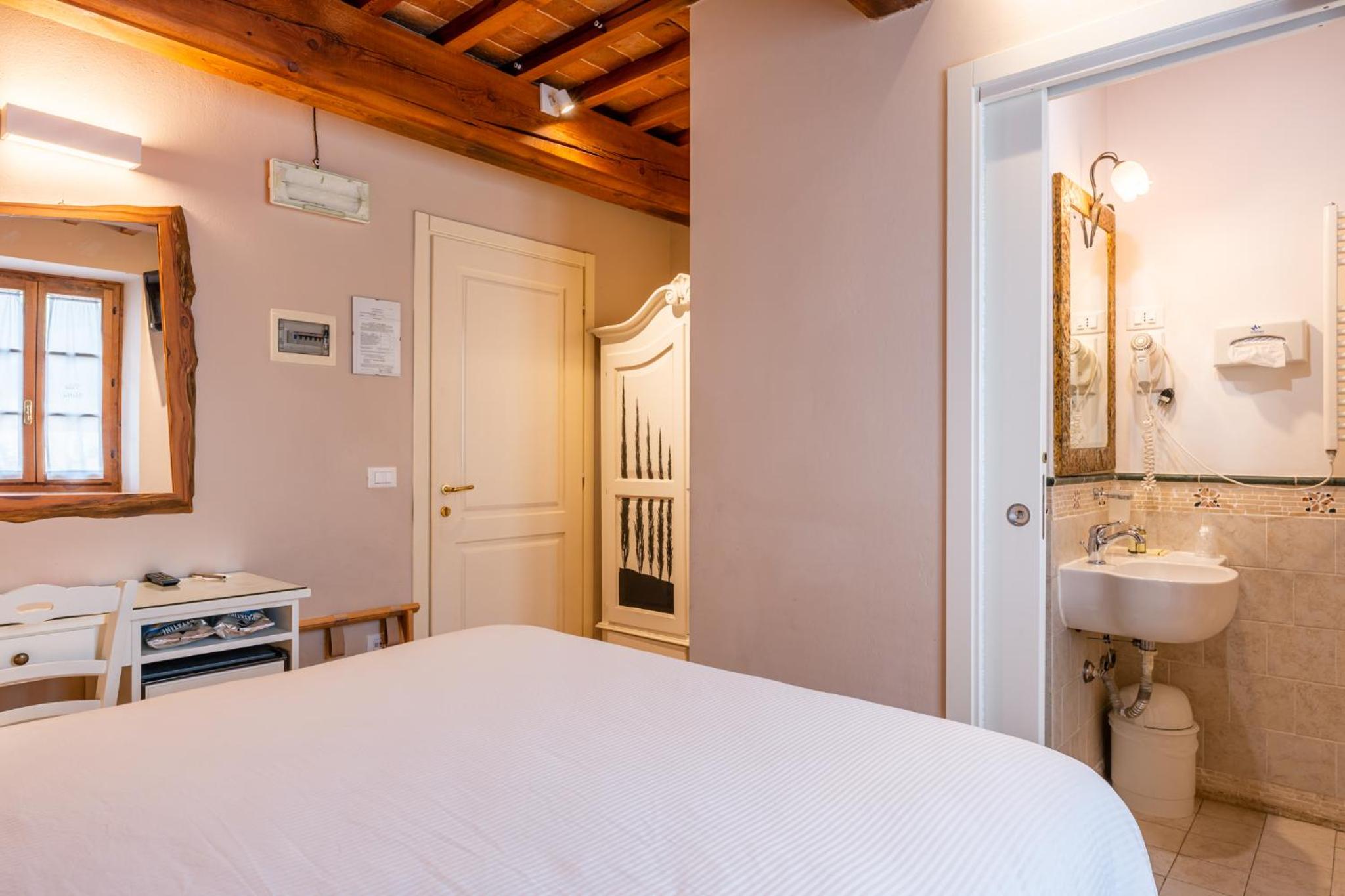 Double Room - Photo 6