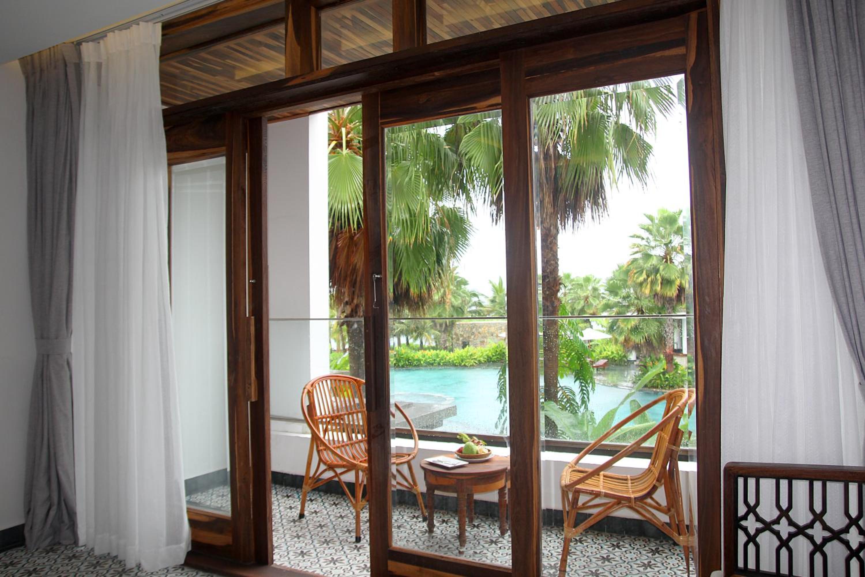 King Room with Balcony - Photo 4