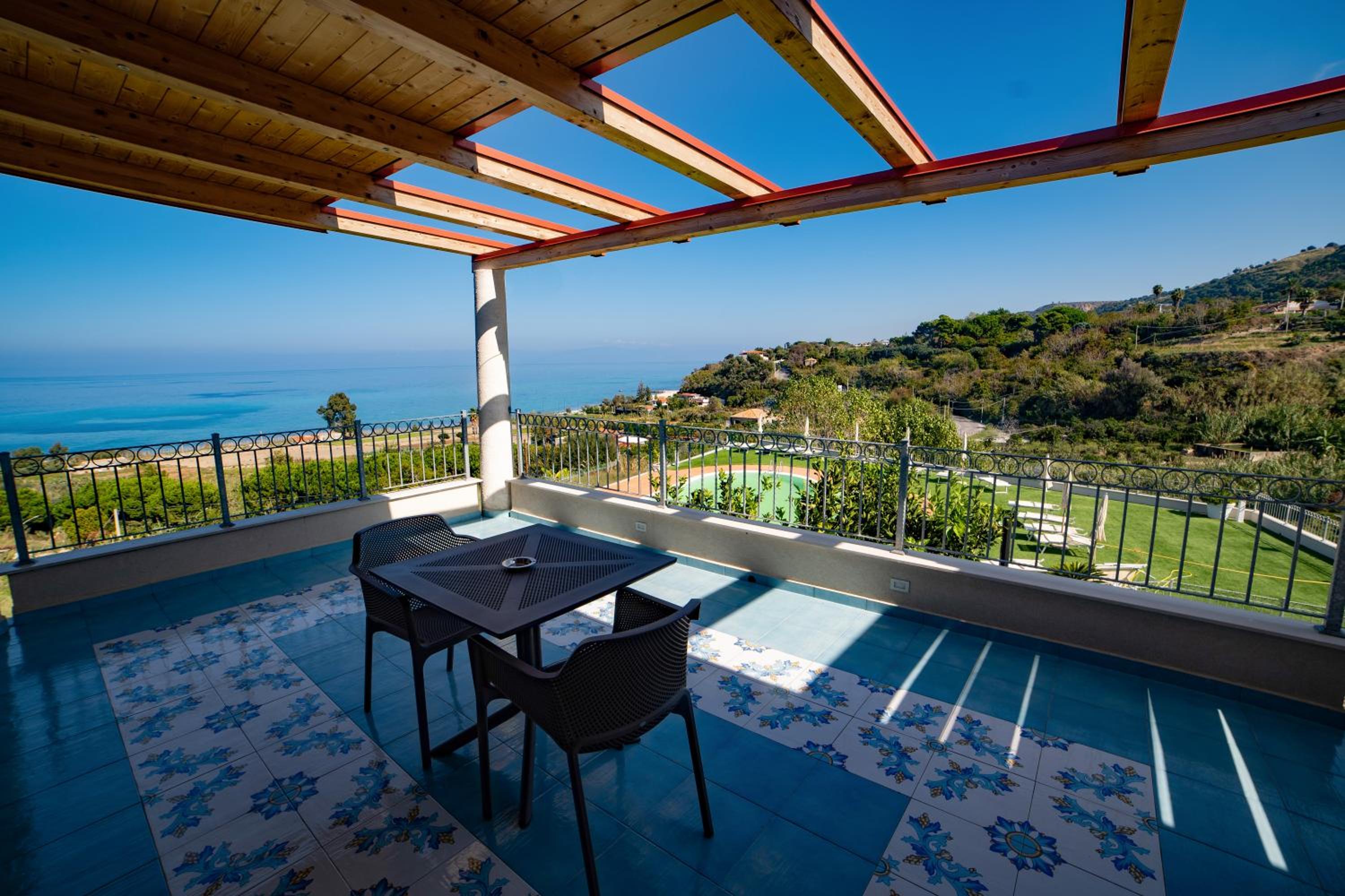 Deluxe Double Room with Sea View photo 2