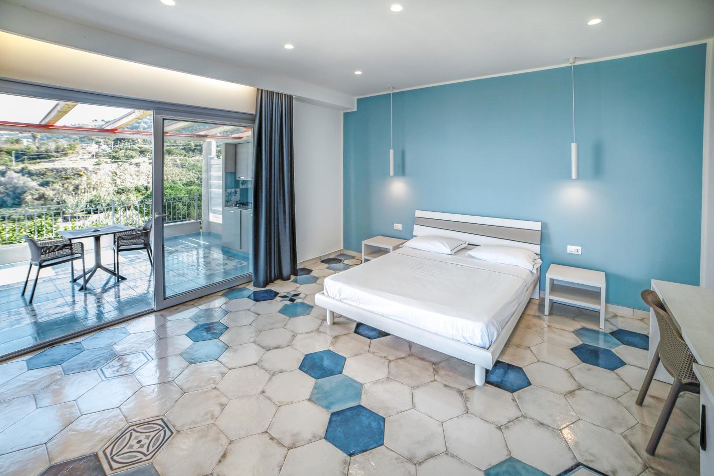 Deluxe Double Room with Sea View photo 3