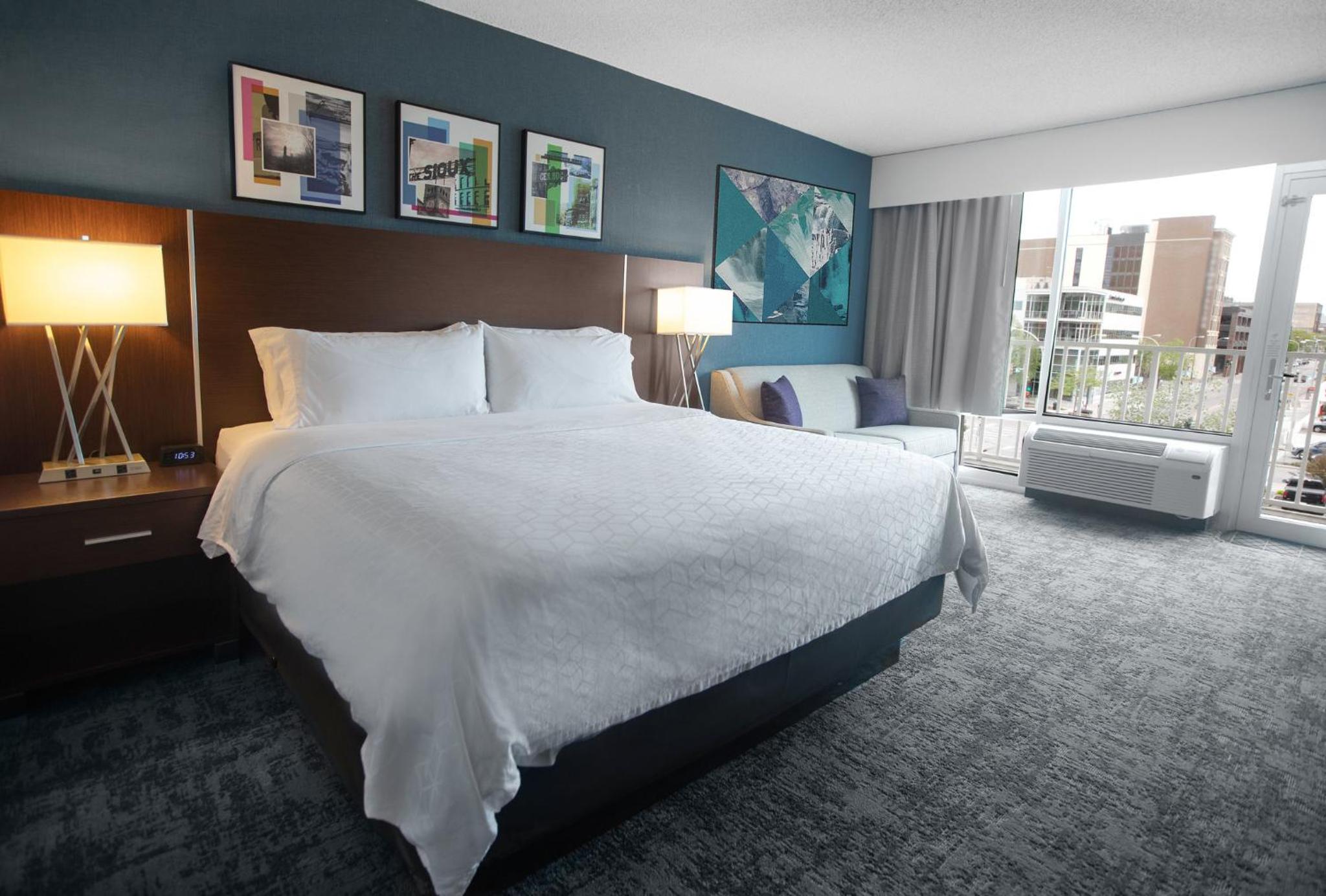 Standard King Room with Sofa Bed and City View photo 2
