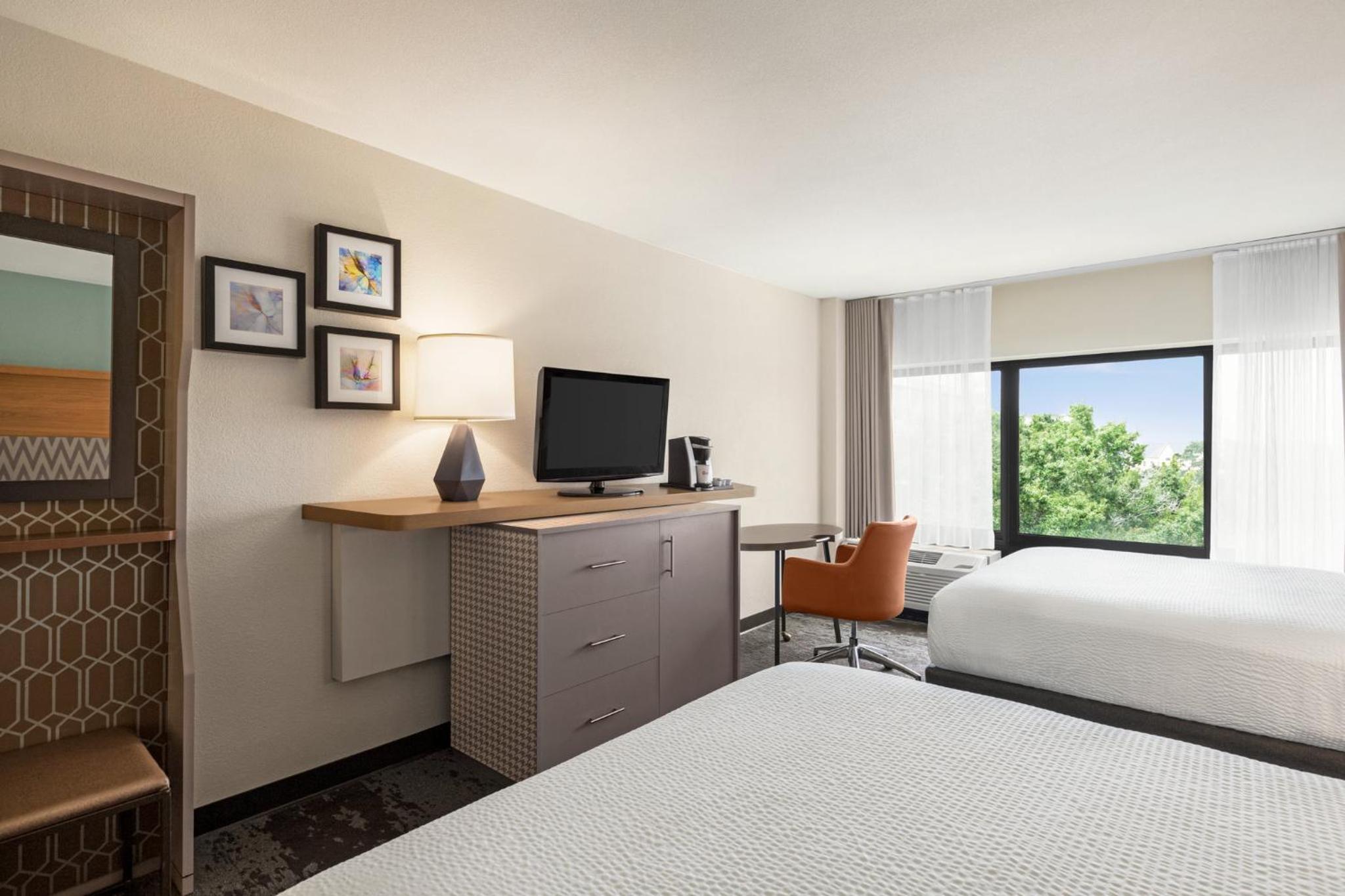 Queen Room with Two Queen Beds - Pool Side thumbnail 5