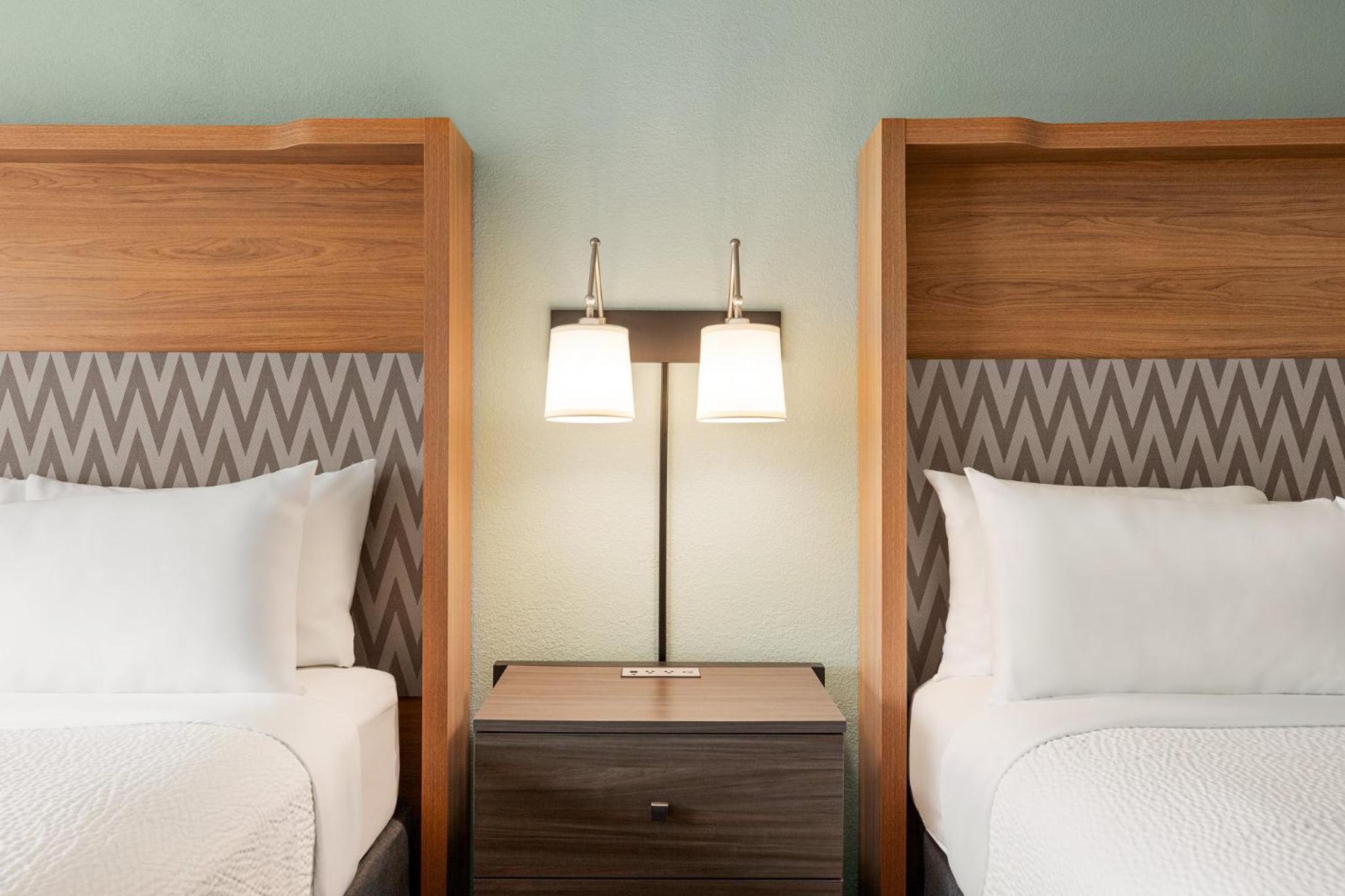 Queen Room with Two Queen Beds - Pool Side
