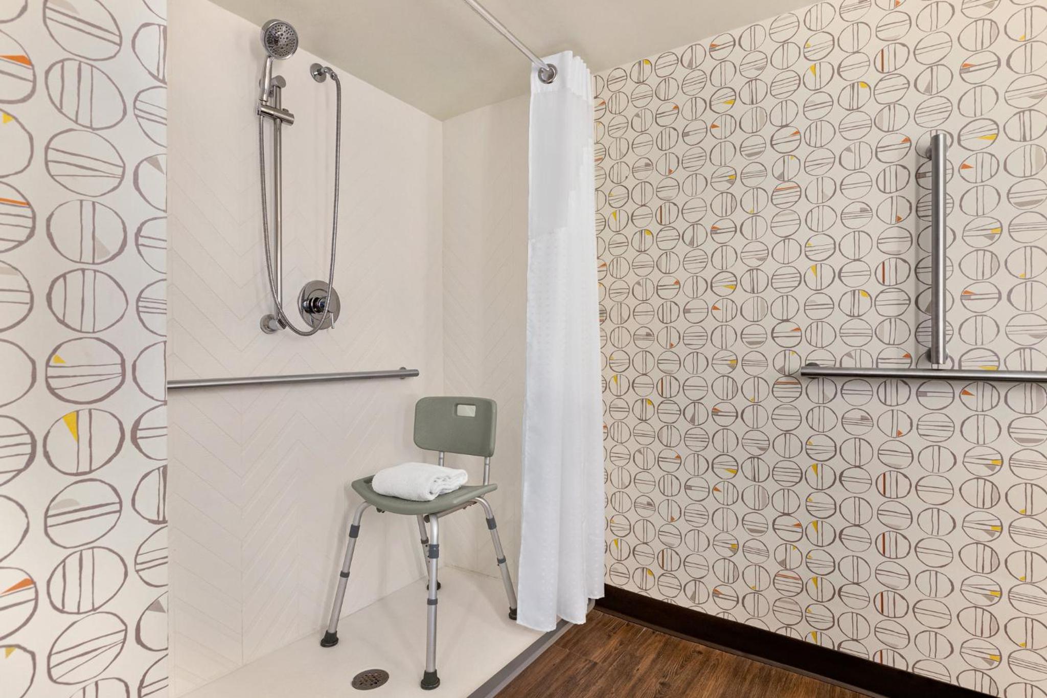 King Room - Hearing Accessible - Roll-in Shower thumbnail 5