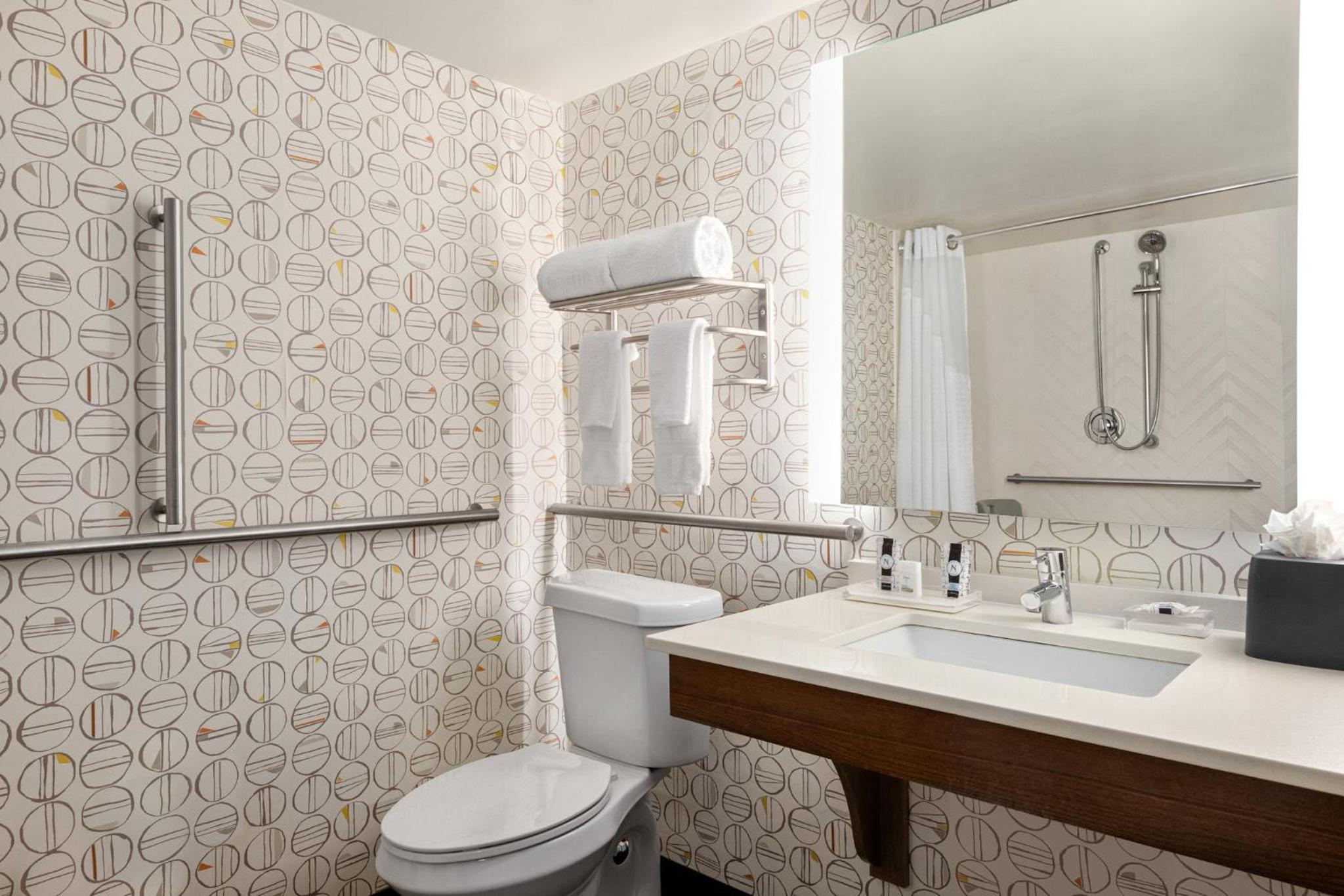 King Room - Hearing Accessible - Roll-in Shower