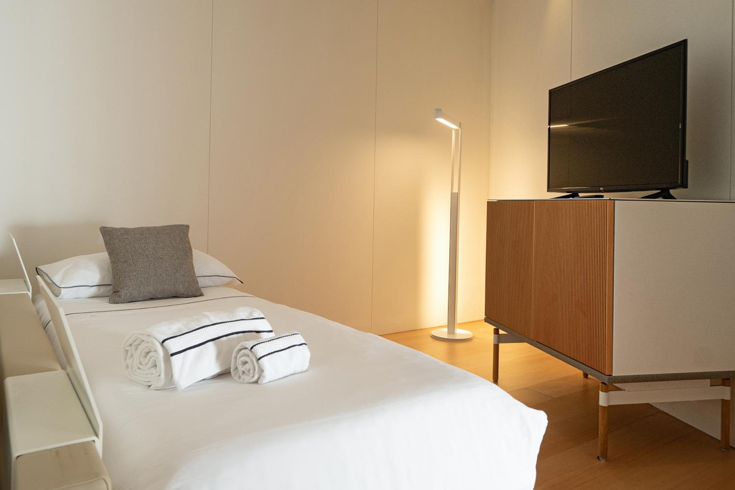 Triple Room thumbnail 6