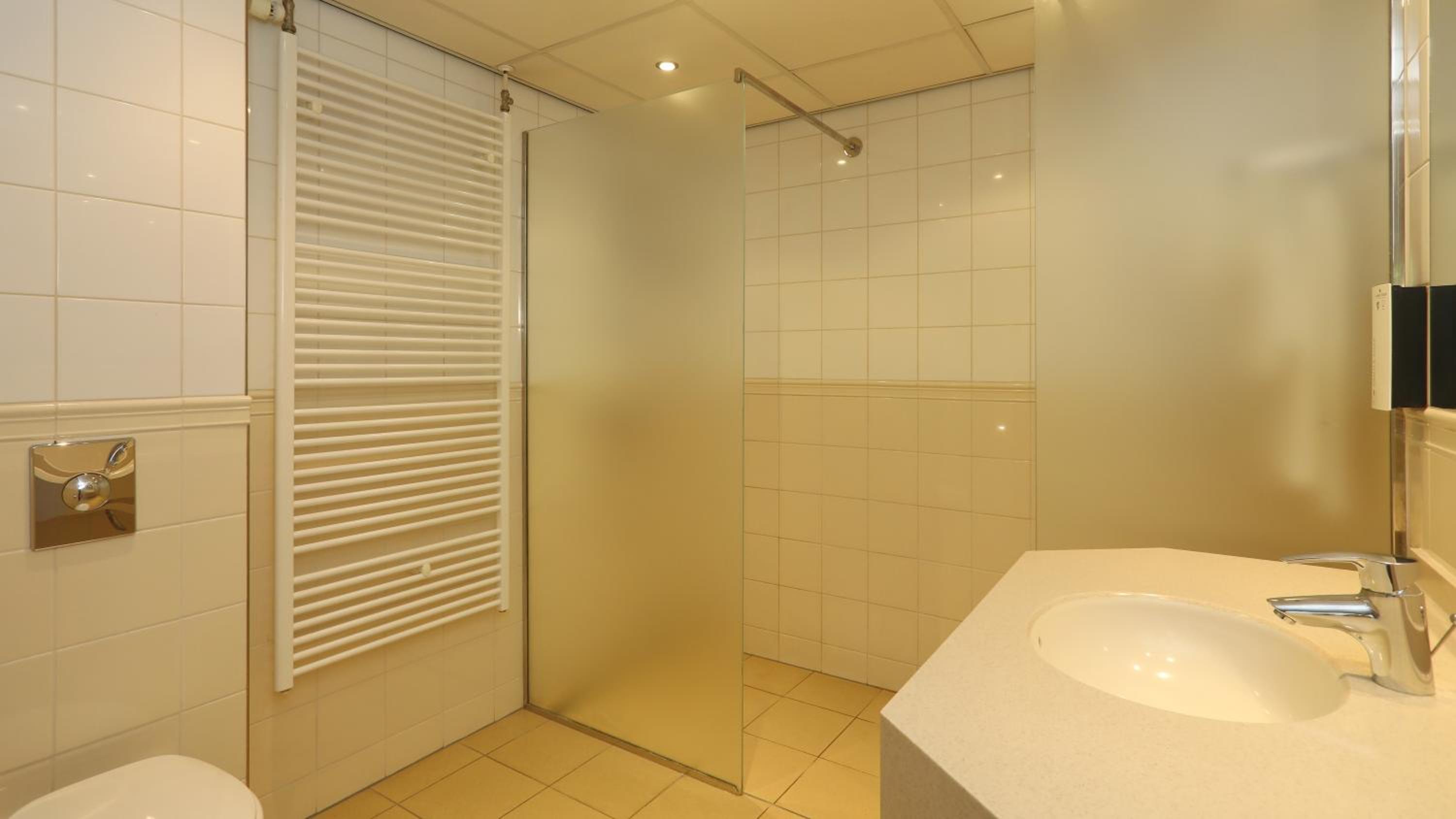 Economy Twin Room - Photo 4