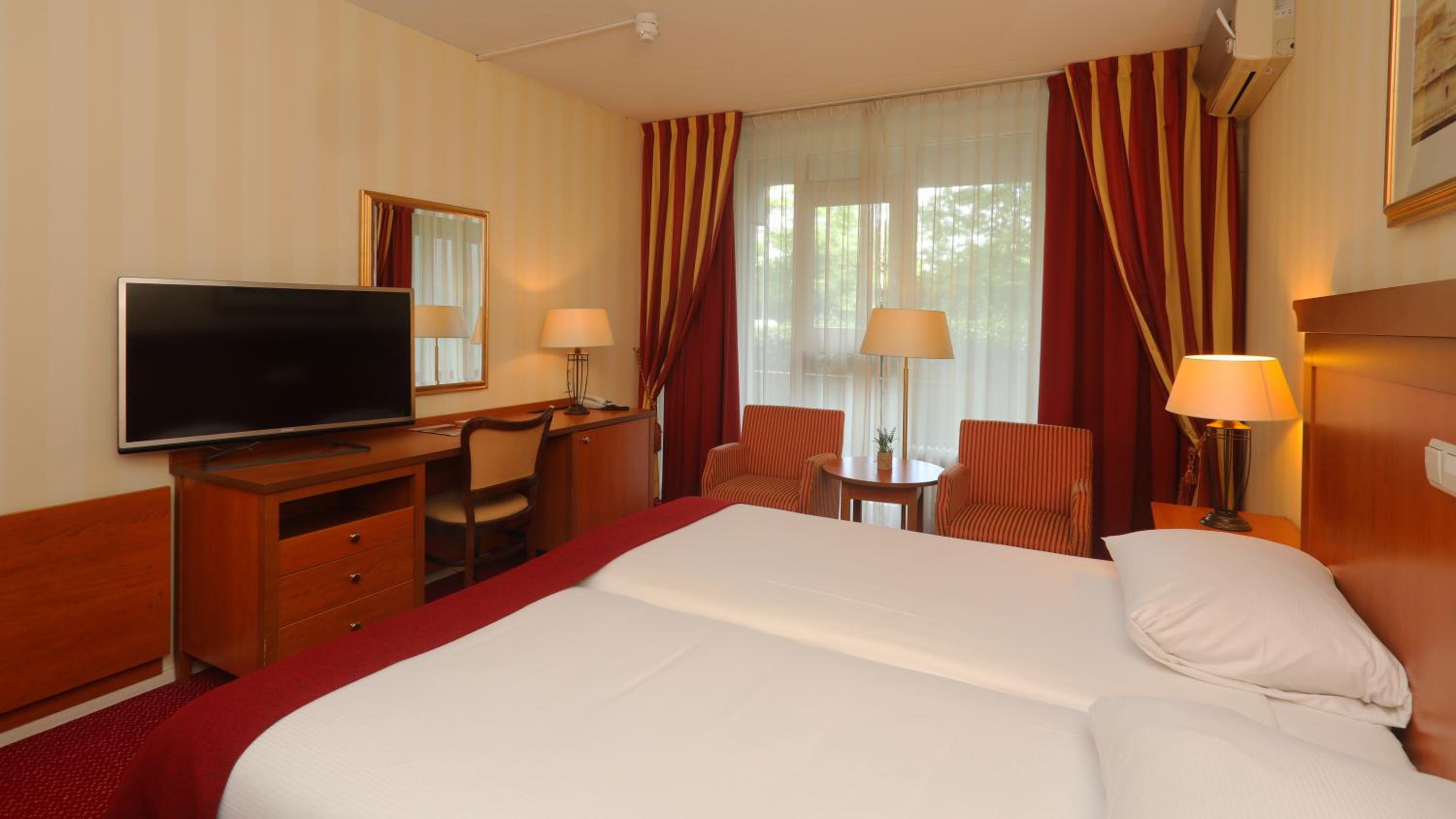 Economy Twin Room - Photo 2