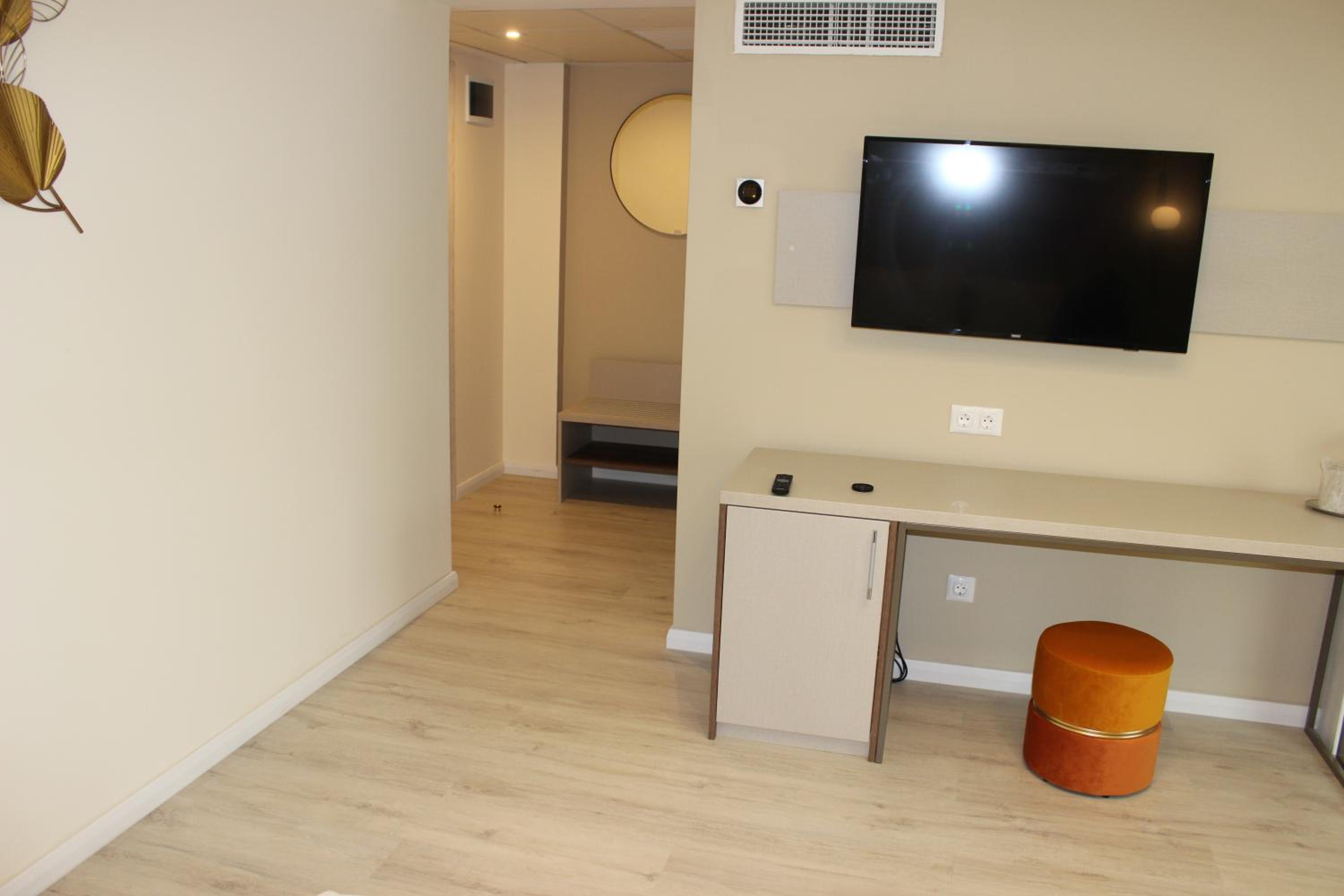 Deluxe Double Room with Shower - Photo 6