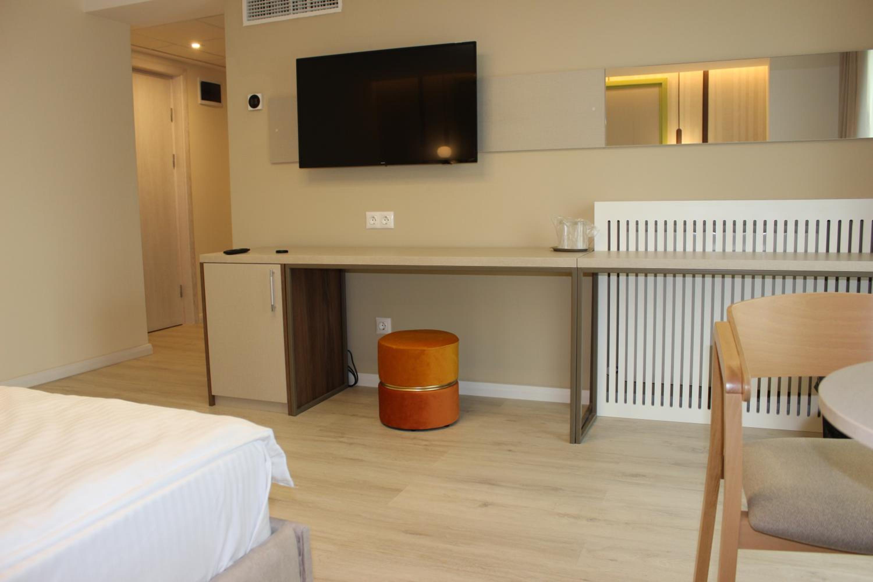Deluxe Double Room with Shower - Photo 5