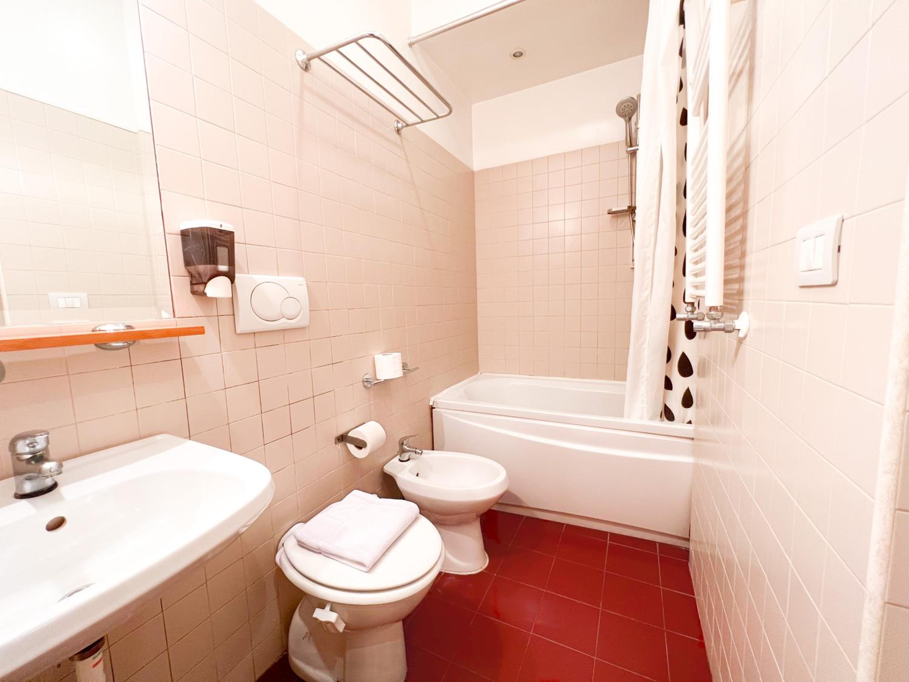 Standard Double Room thumbnail 6