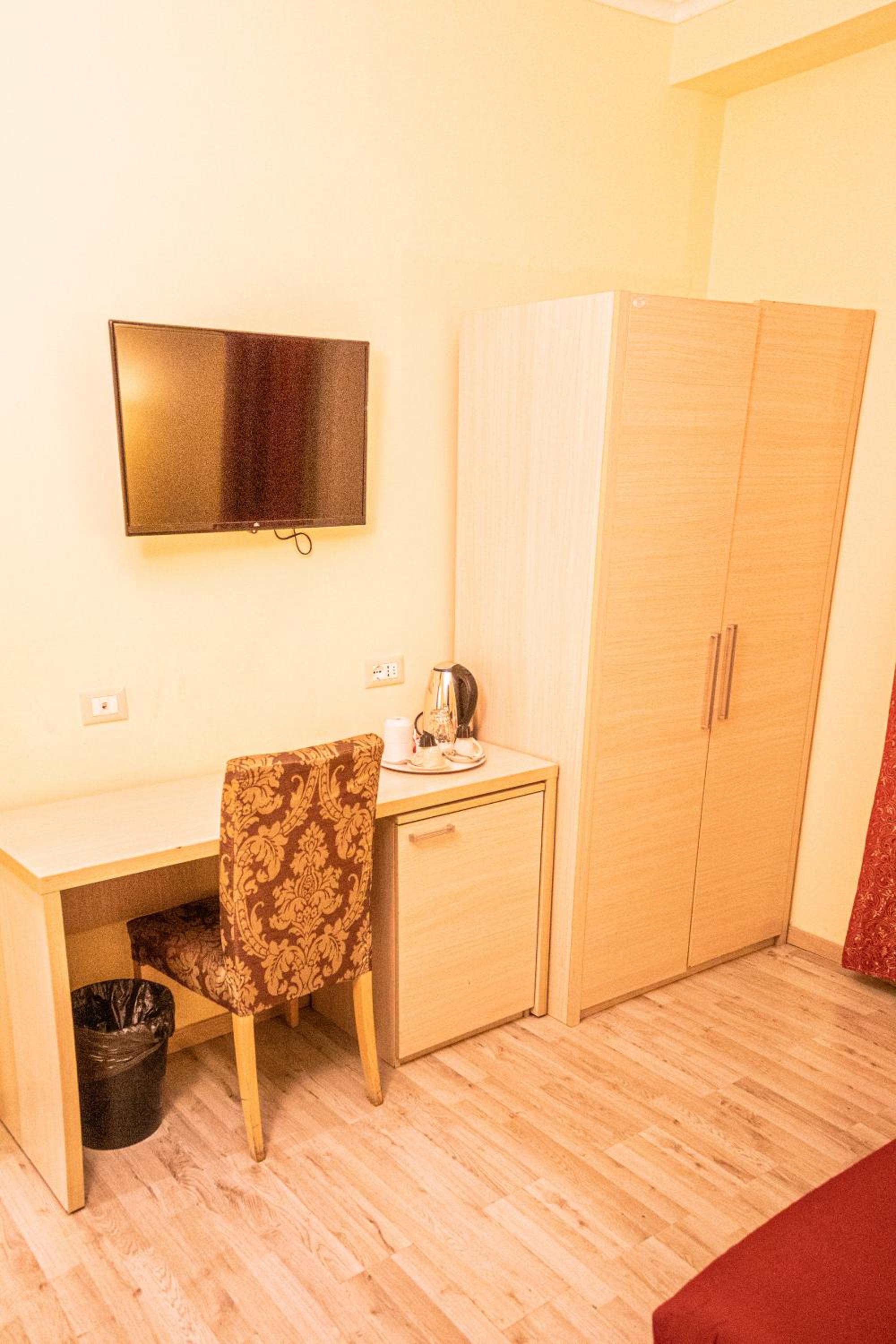 Deluxe Double or Twin Room thumbnail 5
