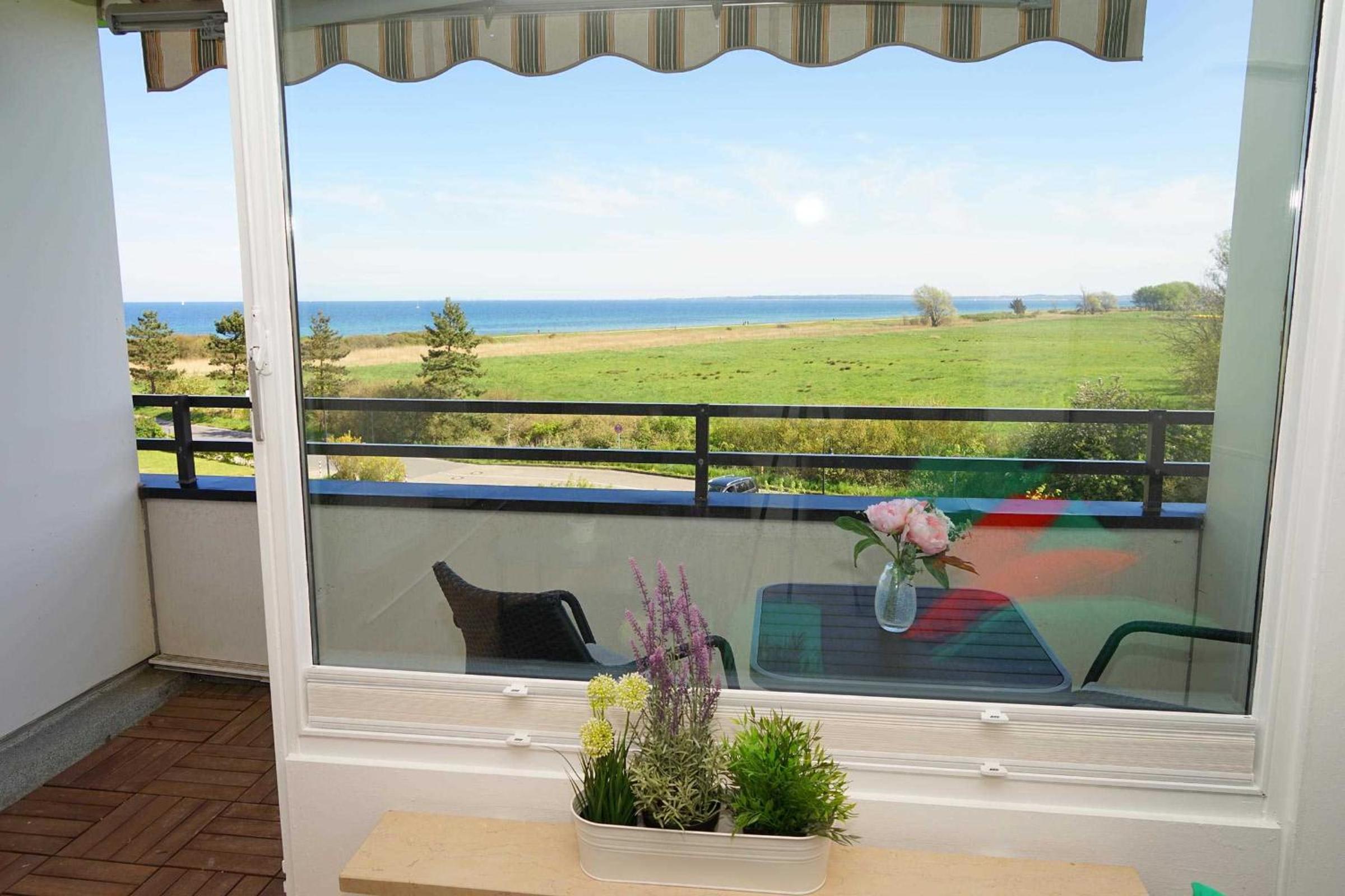 One-Bedroom Apartment with Balcony photo 2