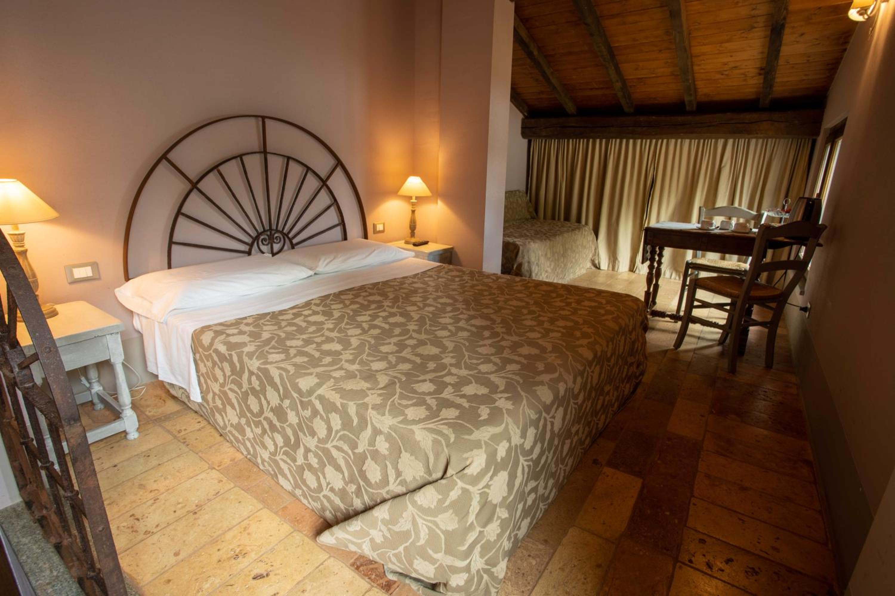 Superior King Room - Photo 3
