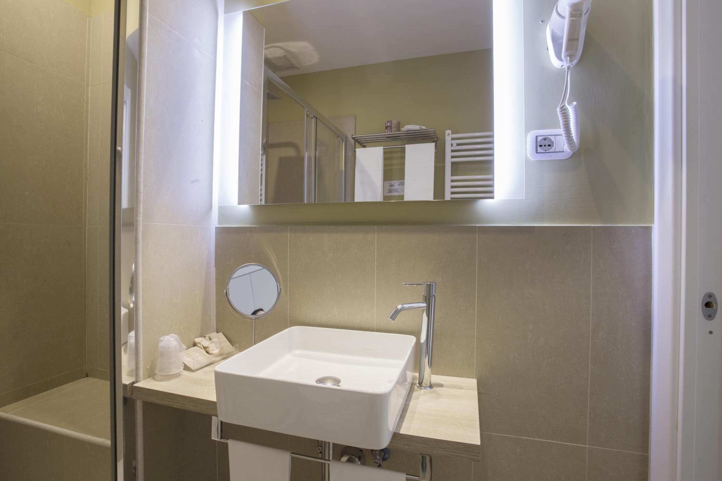 Standard Double or Twin Room photo 2