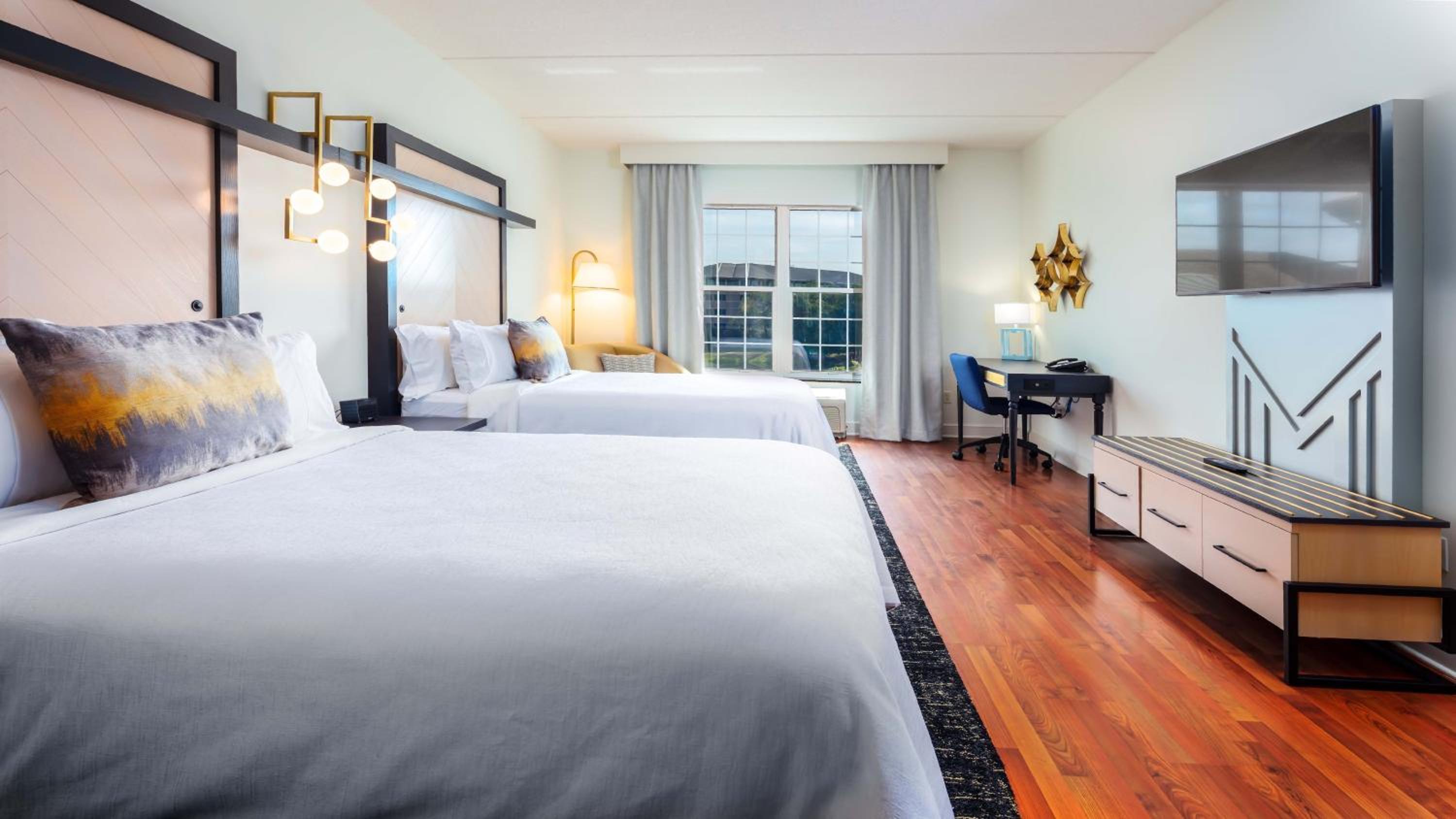 Double Room with Two Double Beds and Lake View - Photo 2