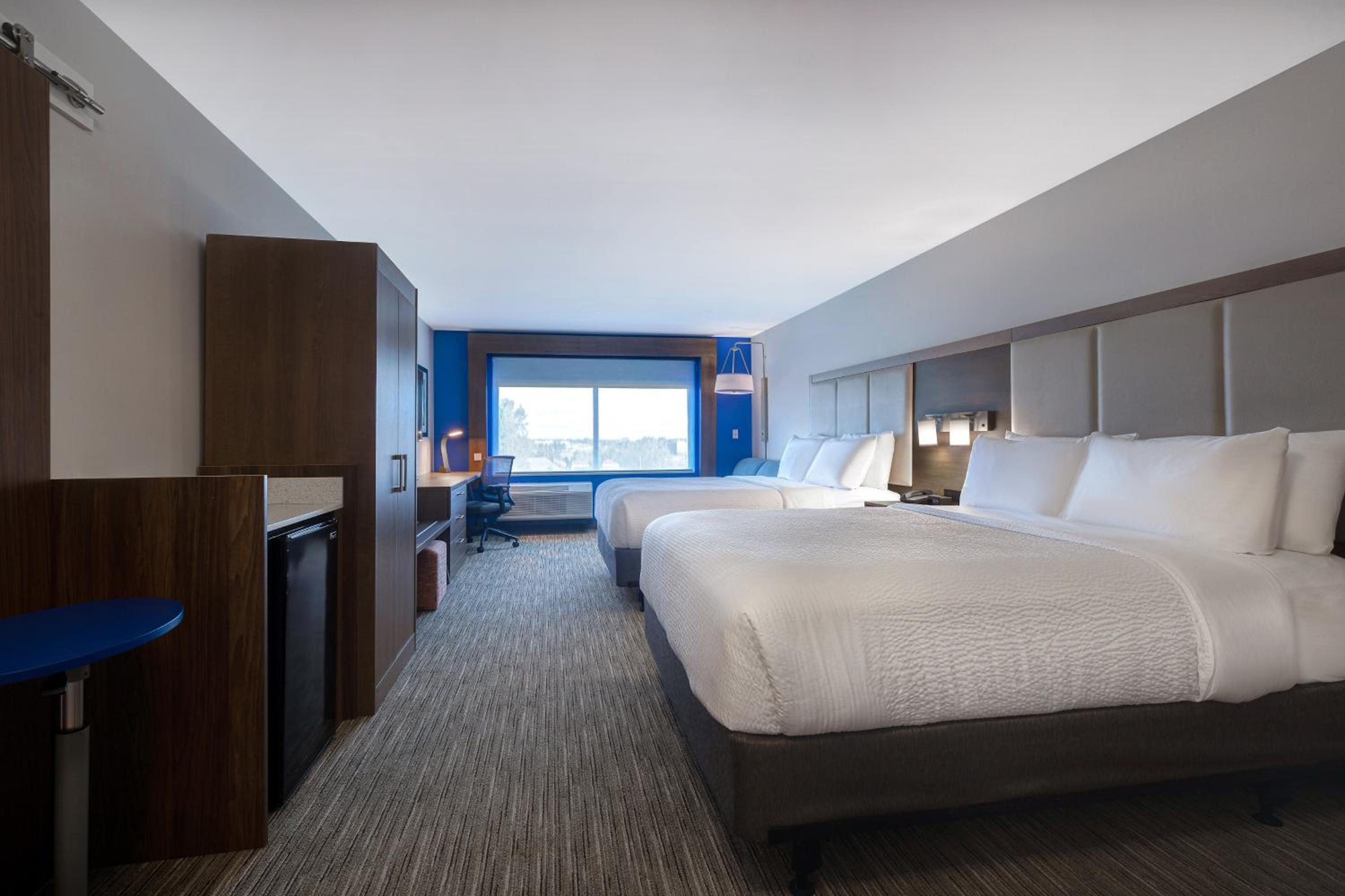 Standard Queen Room with Two Queen Beds - Photo 8