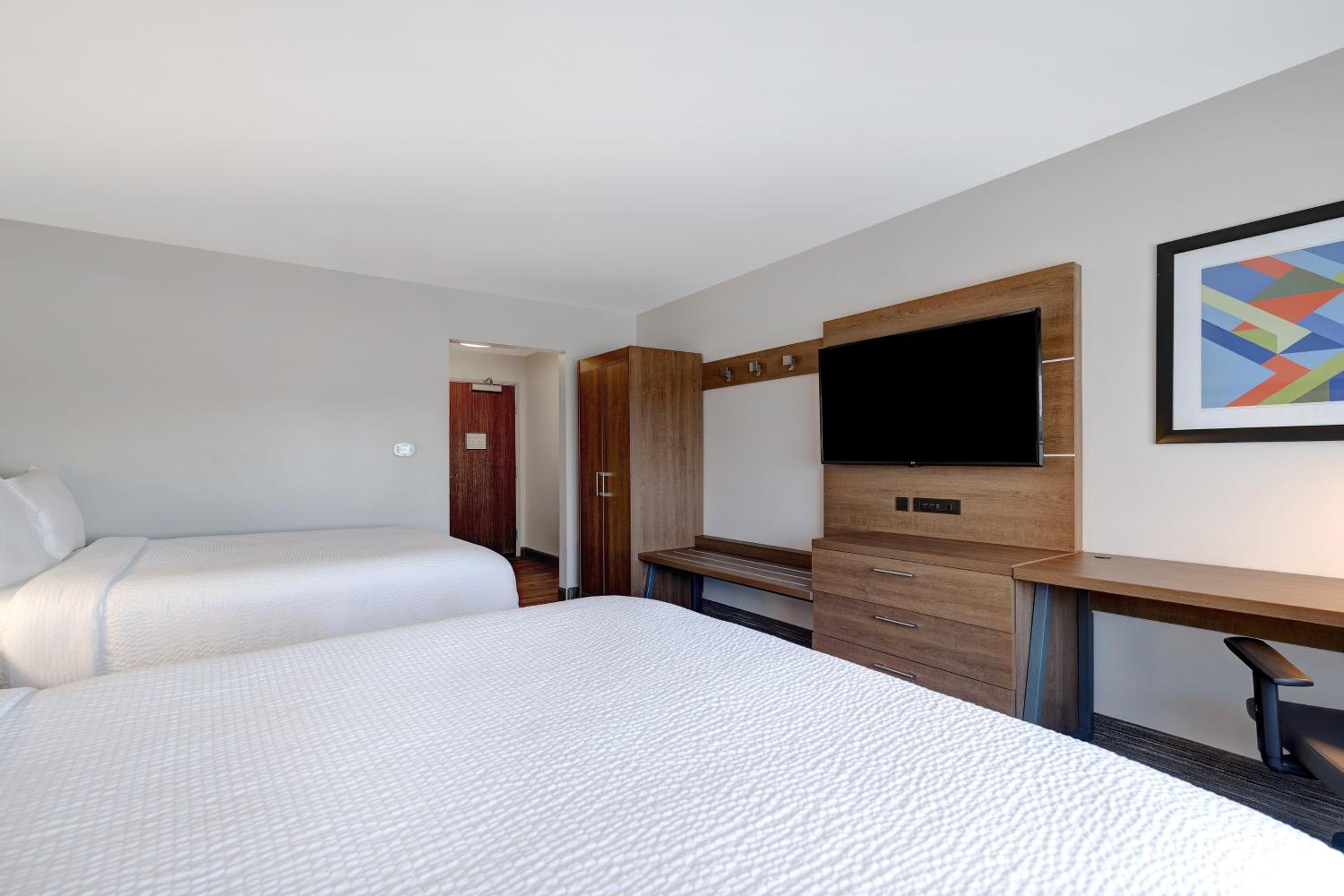Standard Queen Room with Two Queen Beds - Photo 5