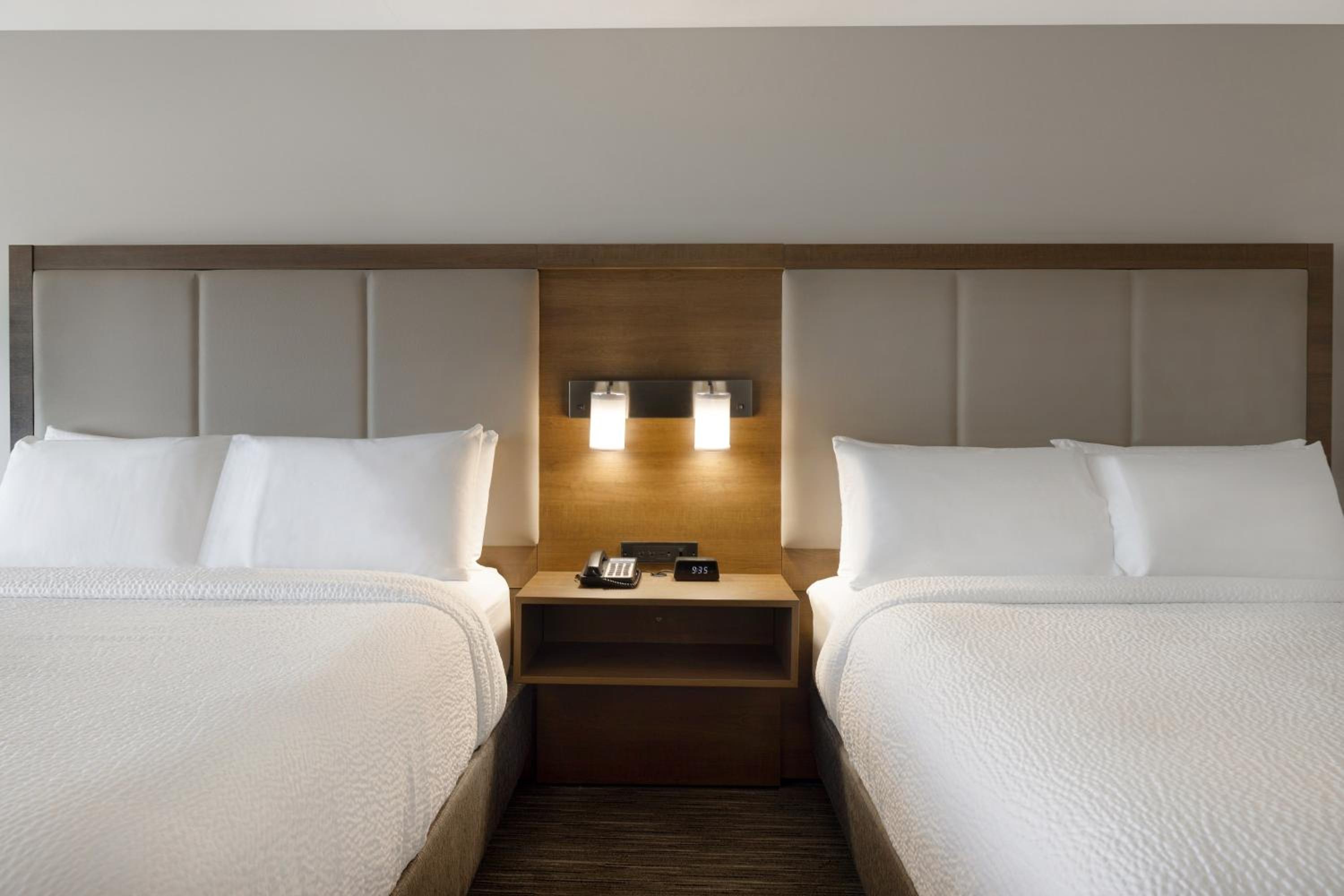 Standard Queen Room with Two Queen Beds - Photo 9