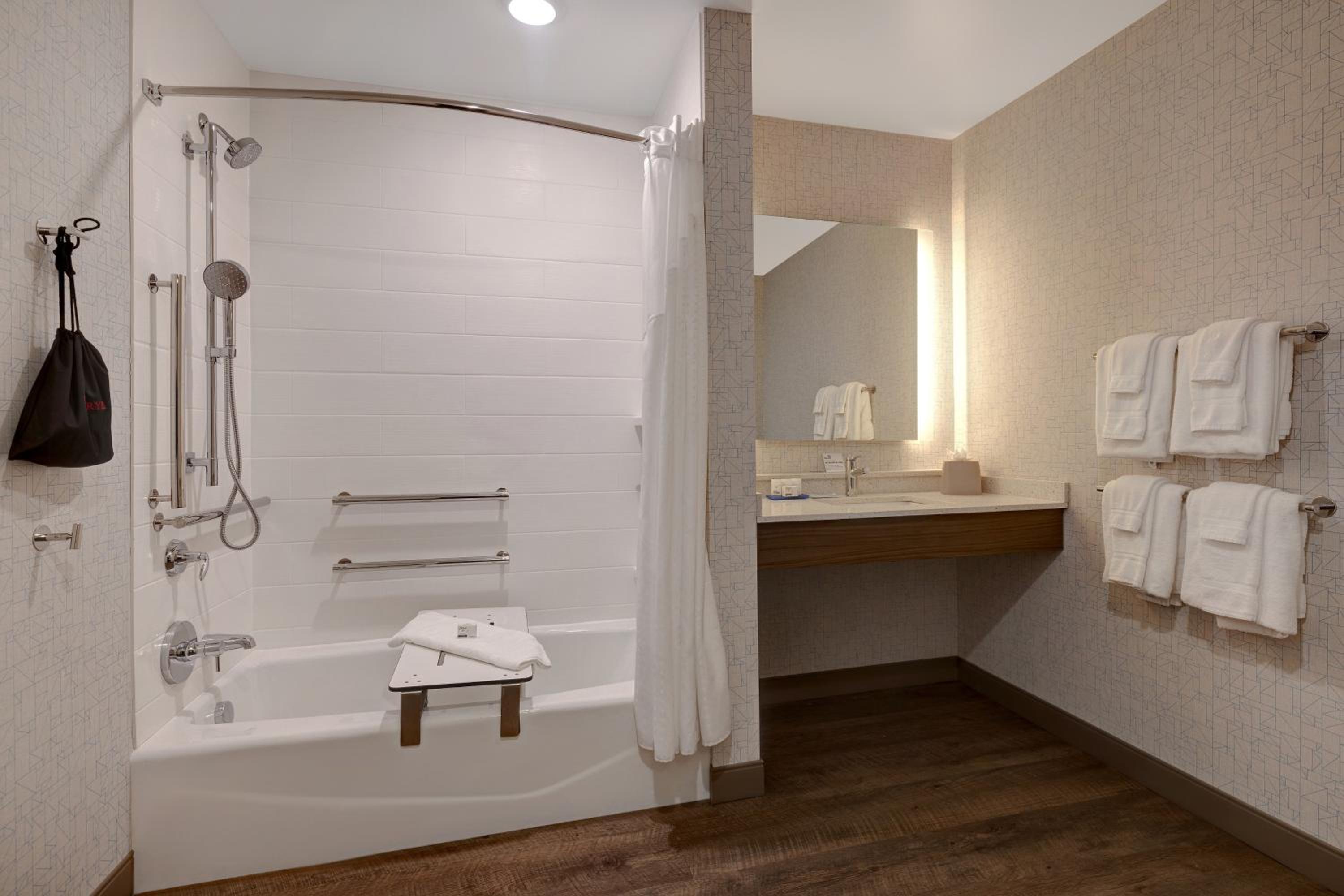 Standard Queen Room with Two Queen Beds and Mobility Accessible Tub - Photo 5