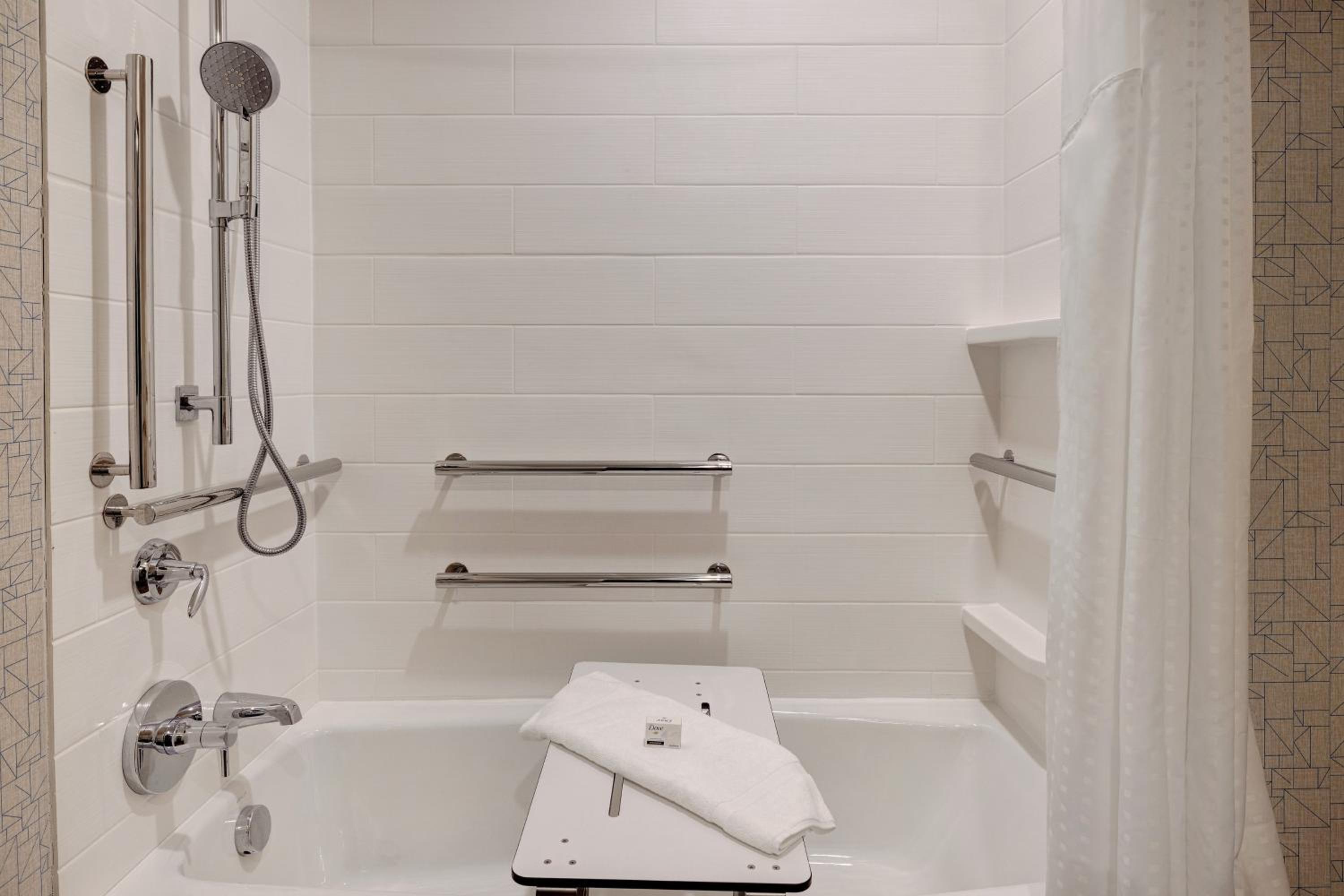Standard Queen Room with Two Queen Beds and Mobility Accessible Tub - Photo 4