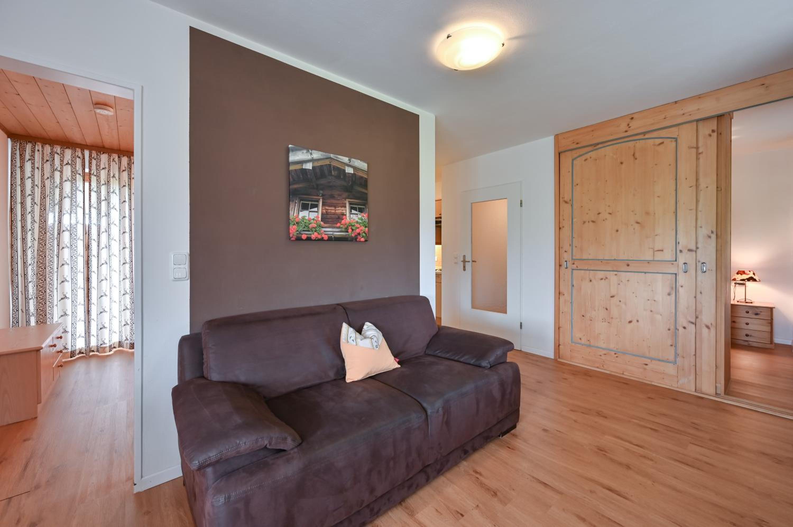 Two-bedroom Apartment with Bay Window