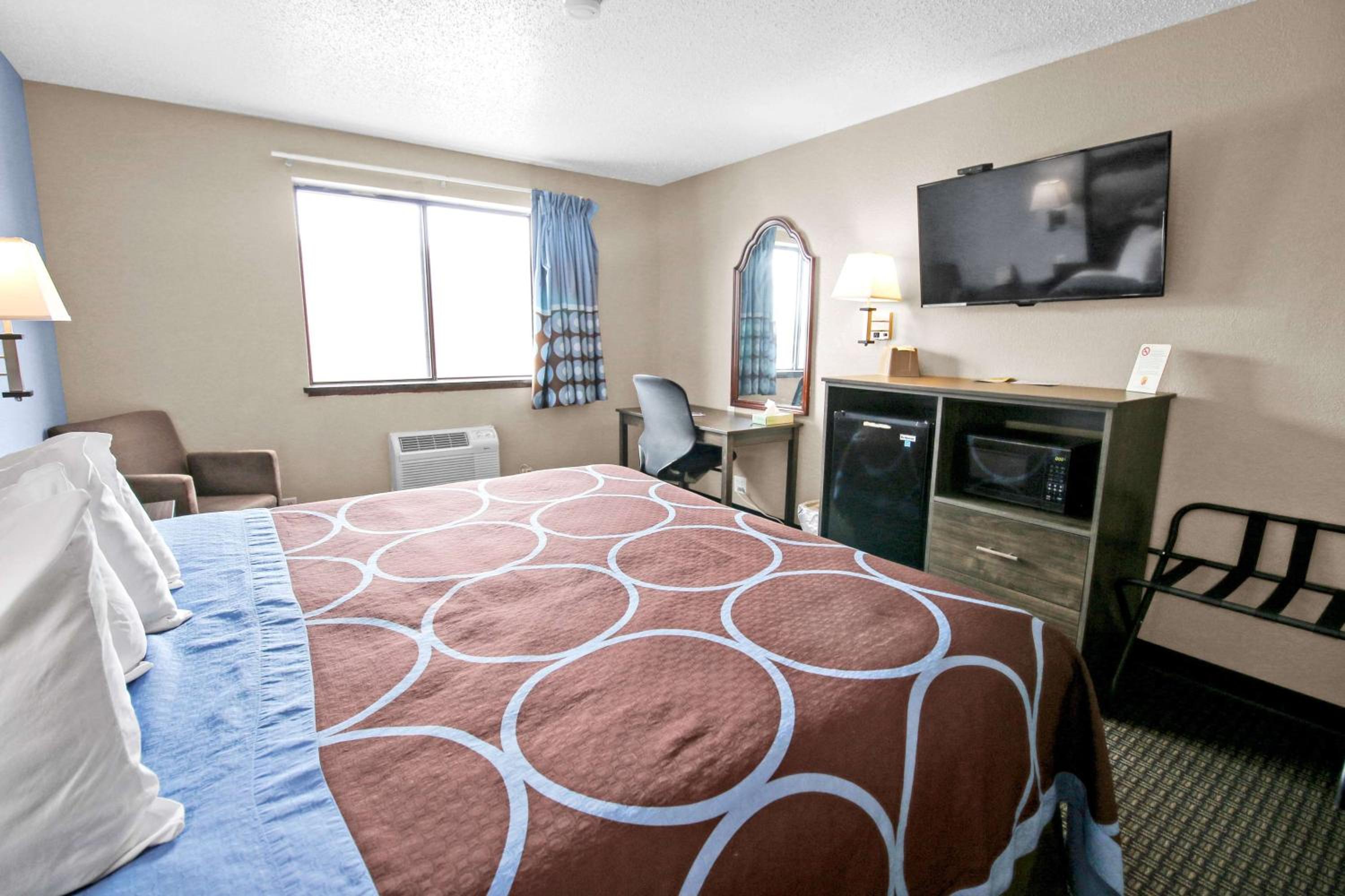 Deluxe Queen Room - Non-Smoking - Photo 3