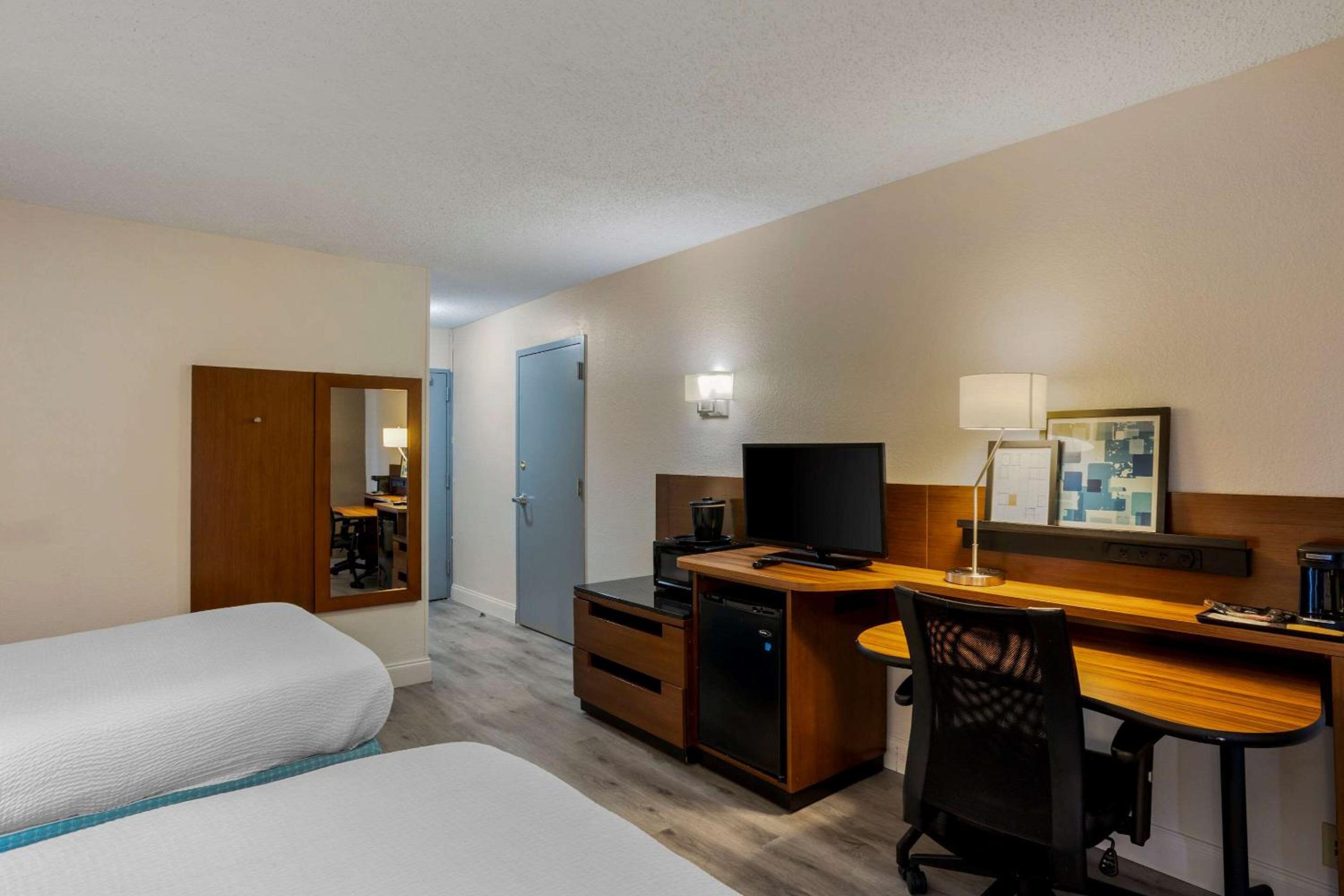 Standard Double Room with Two Double Beds - Non Smoking - Photo 6