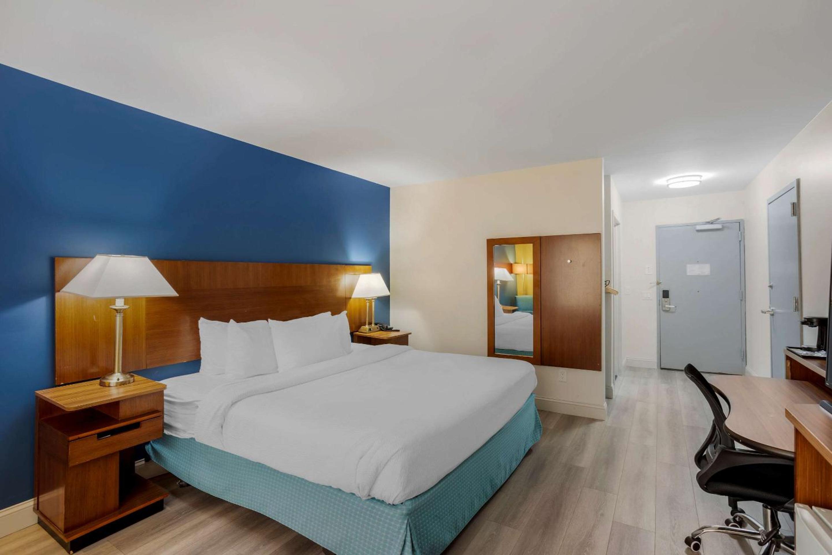 Standard King Room - Non Smoking - Photo 11