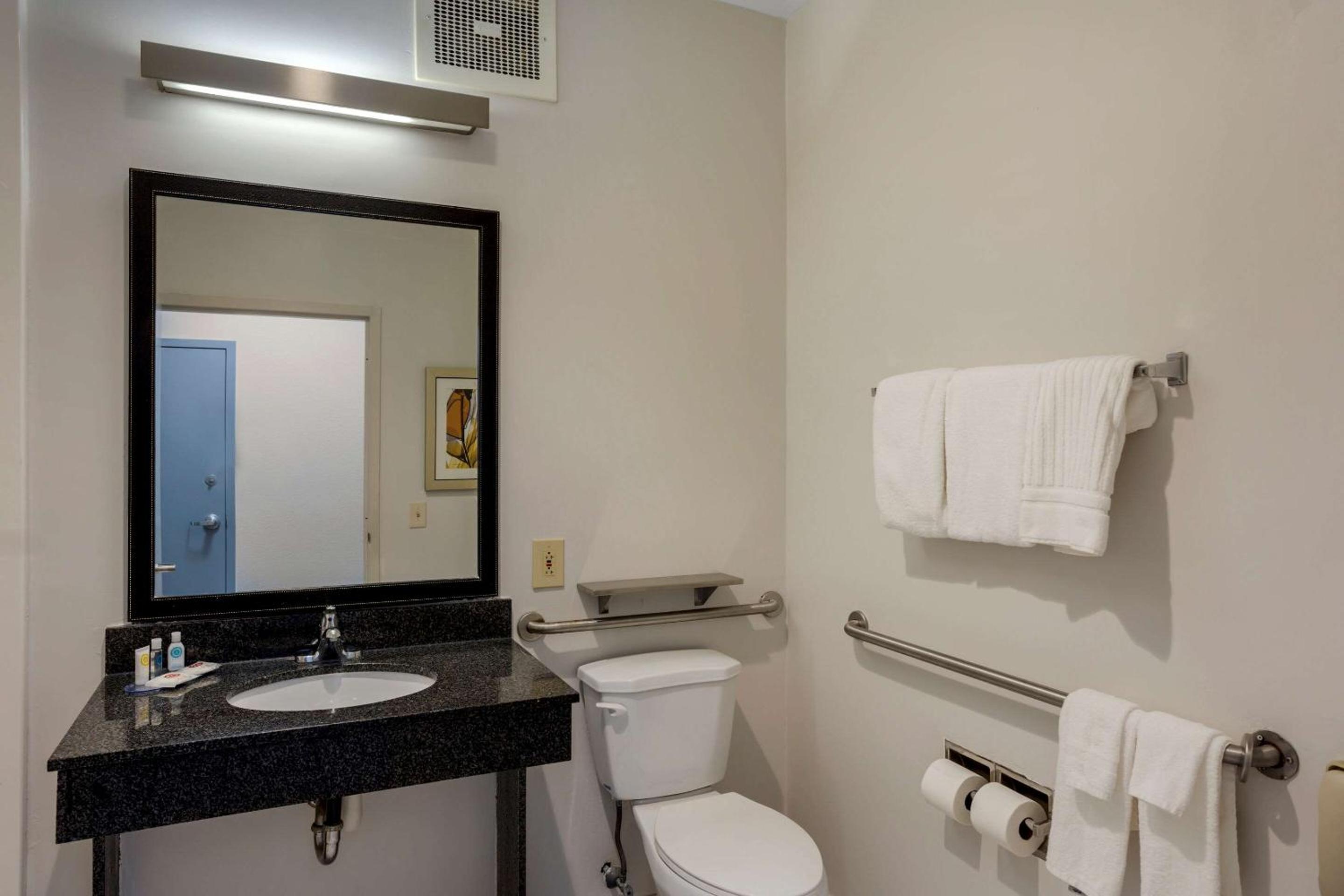 Double Room with Two Double Beds - Accessible/Non Smoking - Photo 5