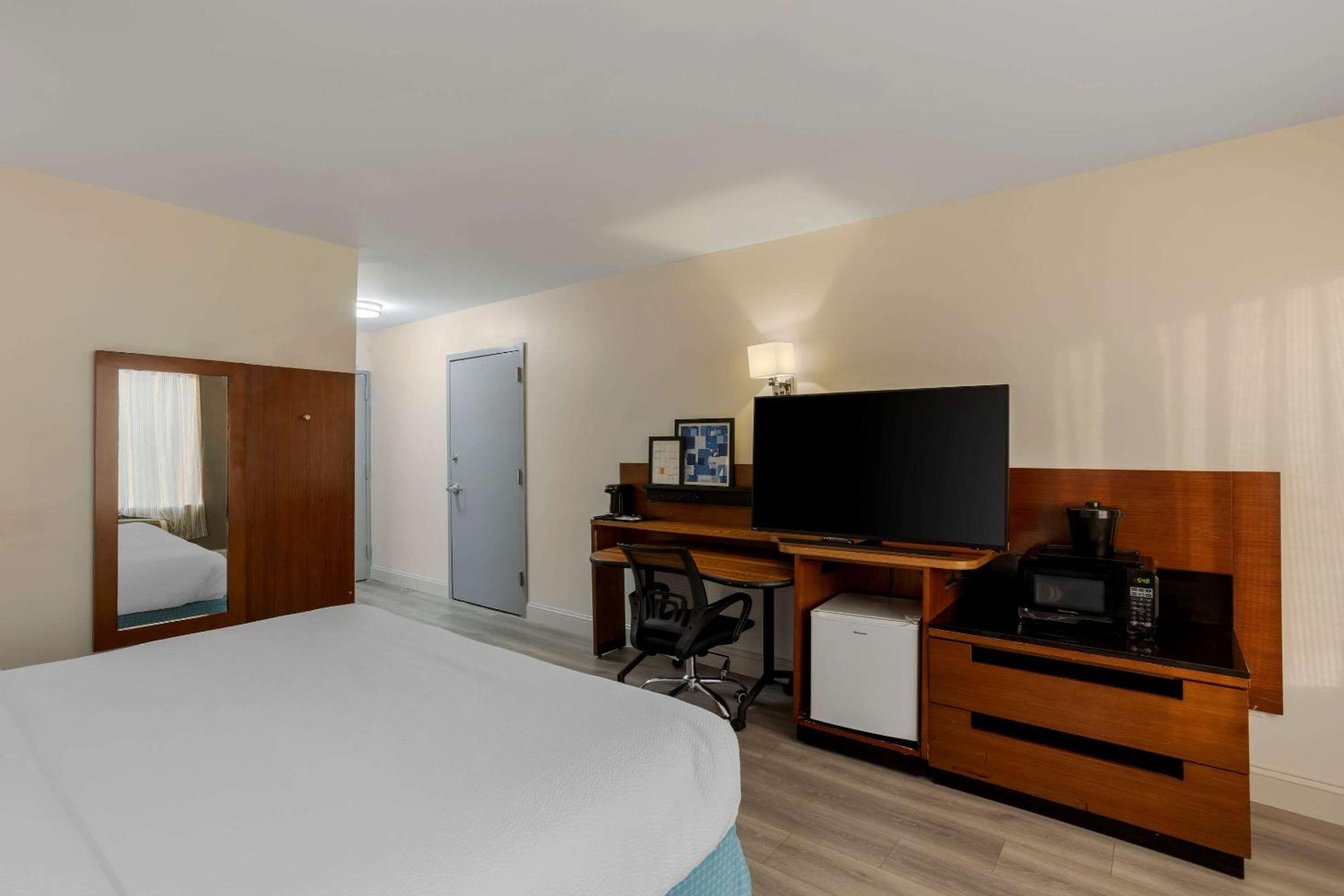 Standard King Room - Non Smoking - Photo 10